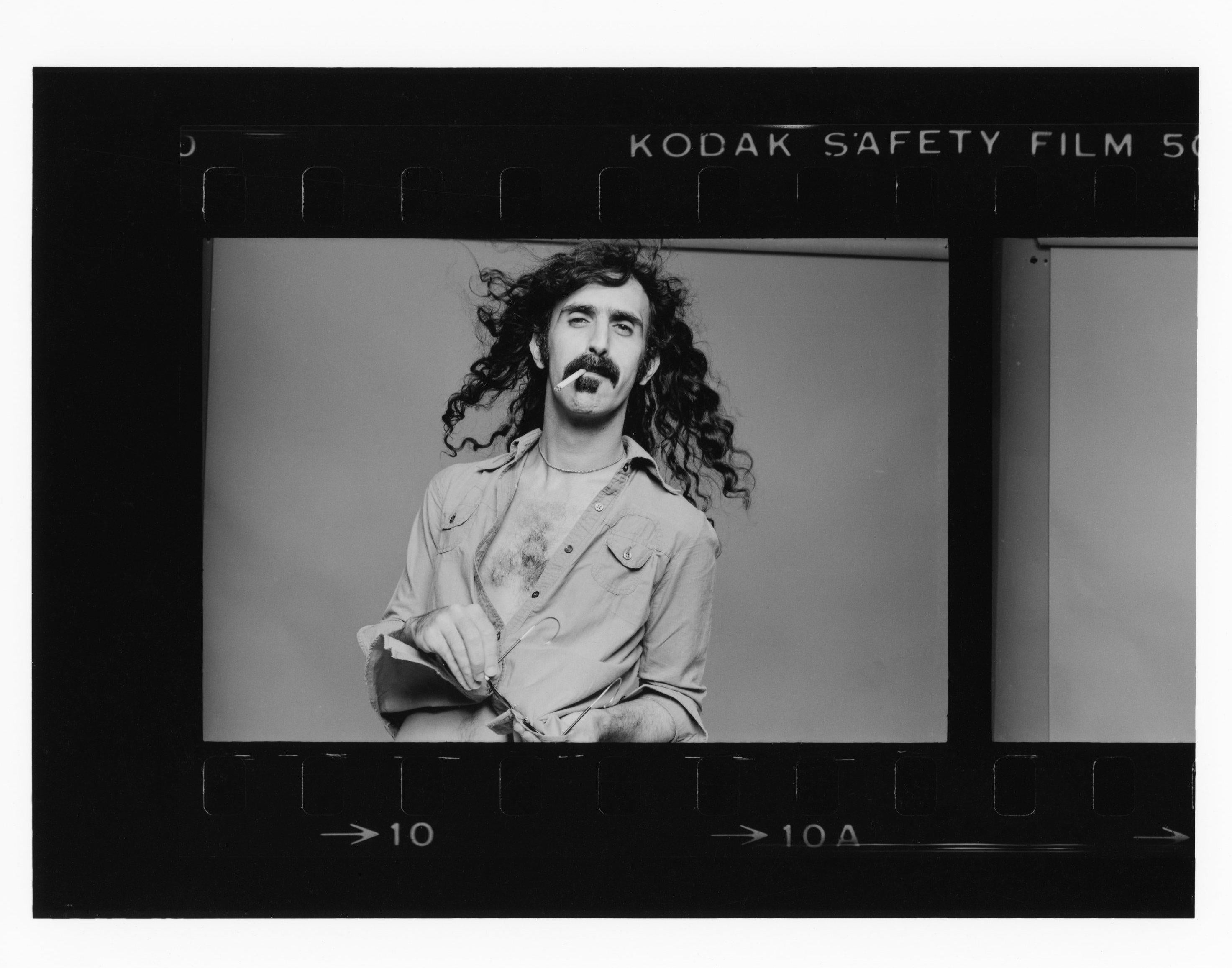 Original Vintage 8x10" Arbeitsdruck von Norman Seeff von Frank Zappa. Handgedruckt zum Zeitpunkt des Fotoshootings, auf der Rückseite signiert von Norman Seeff

In ausgezeichnetem Zustand, da er flach in einem klimatisierten Raum gelagert