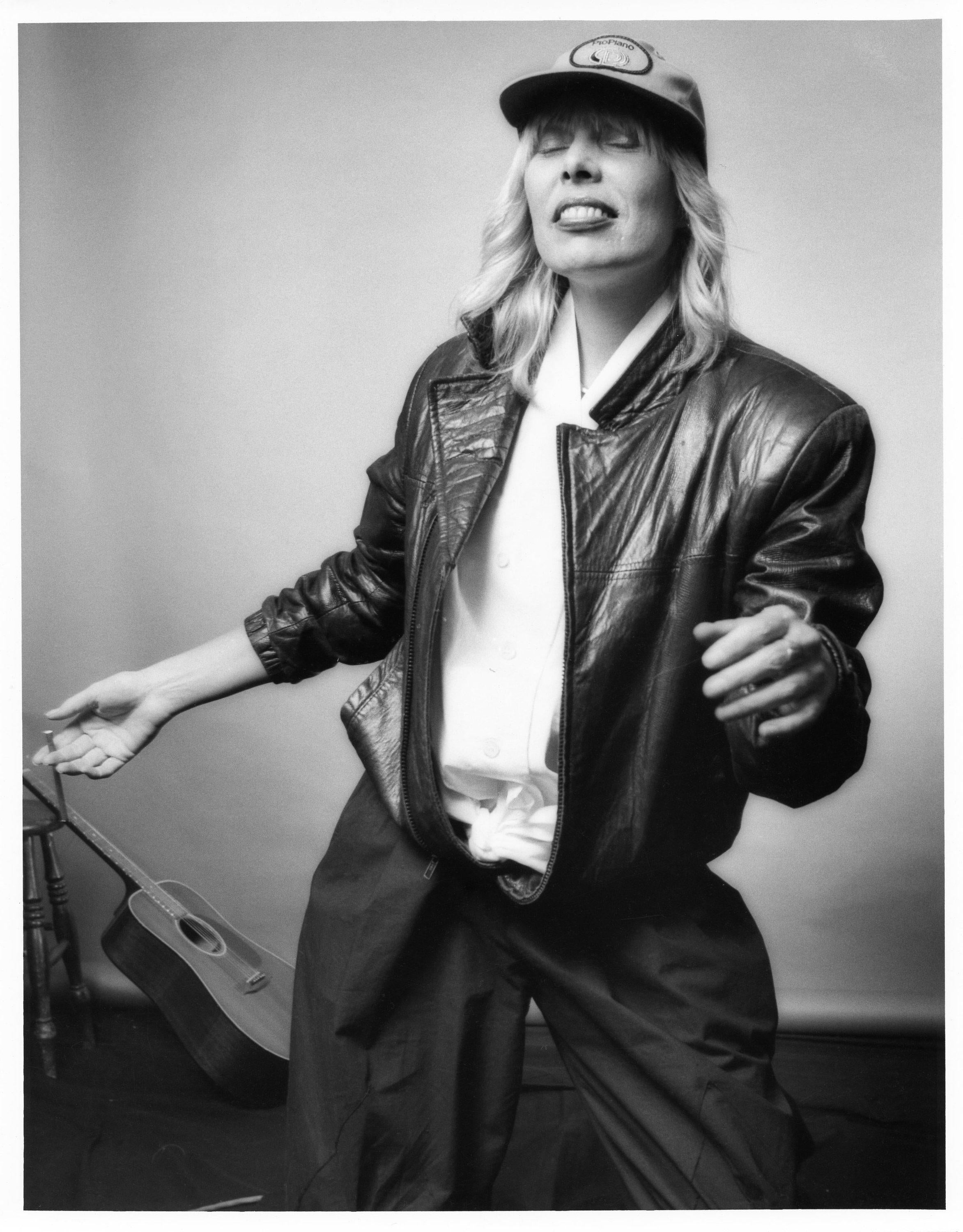 Original Vintage 8x10" Arbeitsdruck von Norman Seeff von Joni Mitchell. Handgedruckt 1983 zur Zeit des Fotoshootings, auf der Rückseite von Norman Seeff signiert und mit seinem Studio-Stempel versehen.

In ausgezeichnetem Zustand, da er flach in