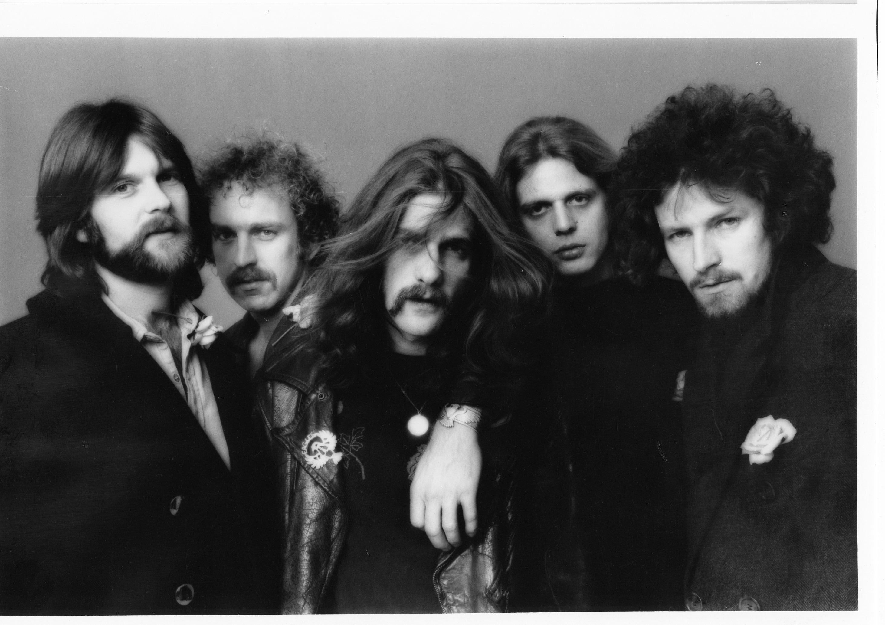 Original Vintage 8x10" Arbeitsdruck von Norman Seeff von The Eagles. Zum Zeitpunkt des Fotoshootings handgedruckt und mit dem offiziellen Norman Seeff Studio-Stempel versehen.


In ausgezeichnetem Zustand, da er flach in einem klimatisierten Raum