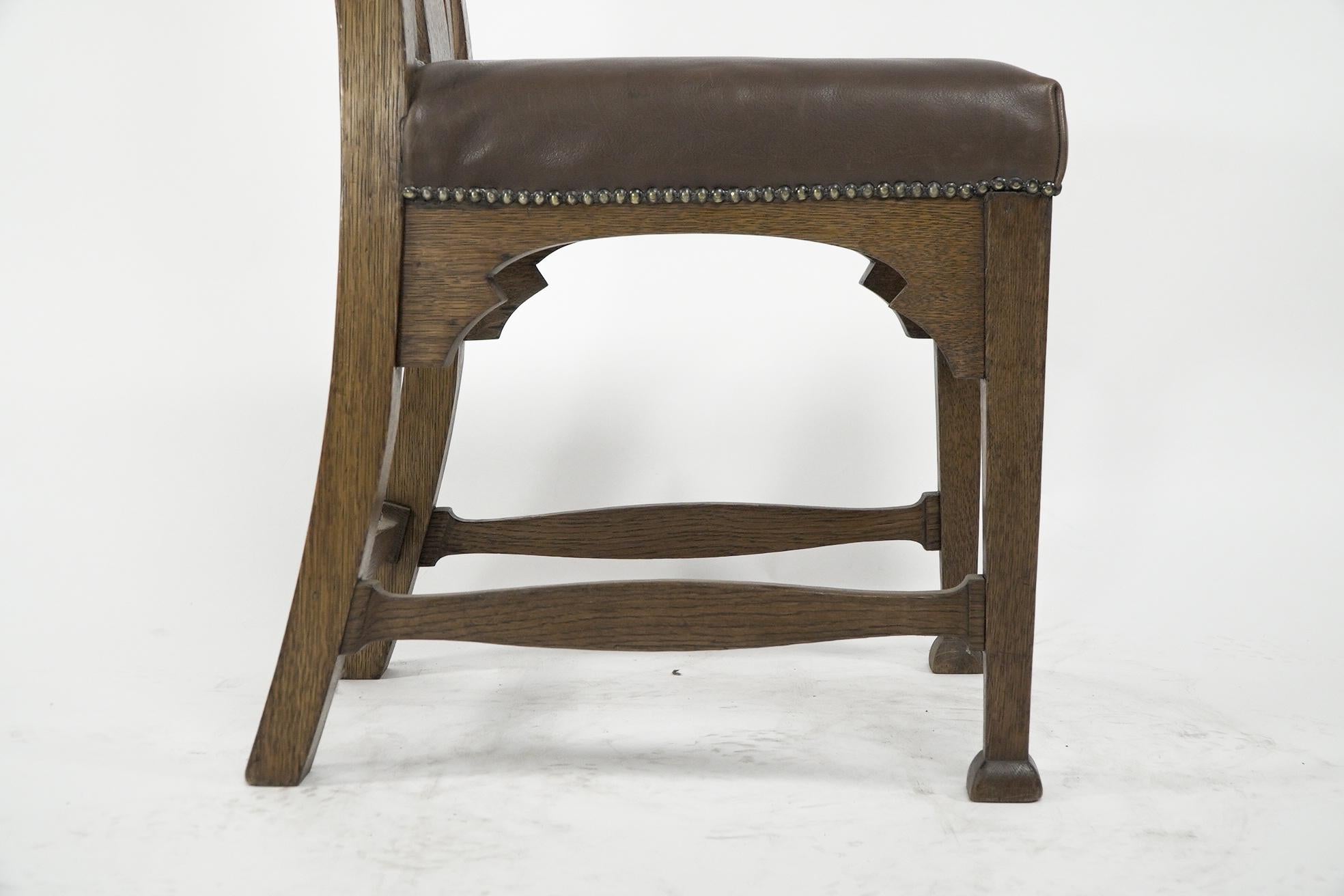 Norman & Stacey zugeschrieben. Ein Arts and Craft Stuhl mit hoher, geformter Rückenlehne aus Eiche im Angebot 2