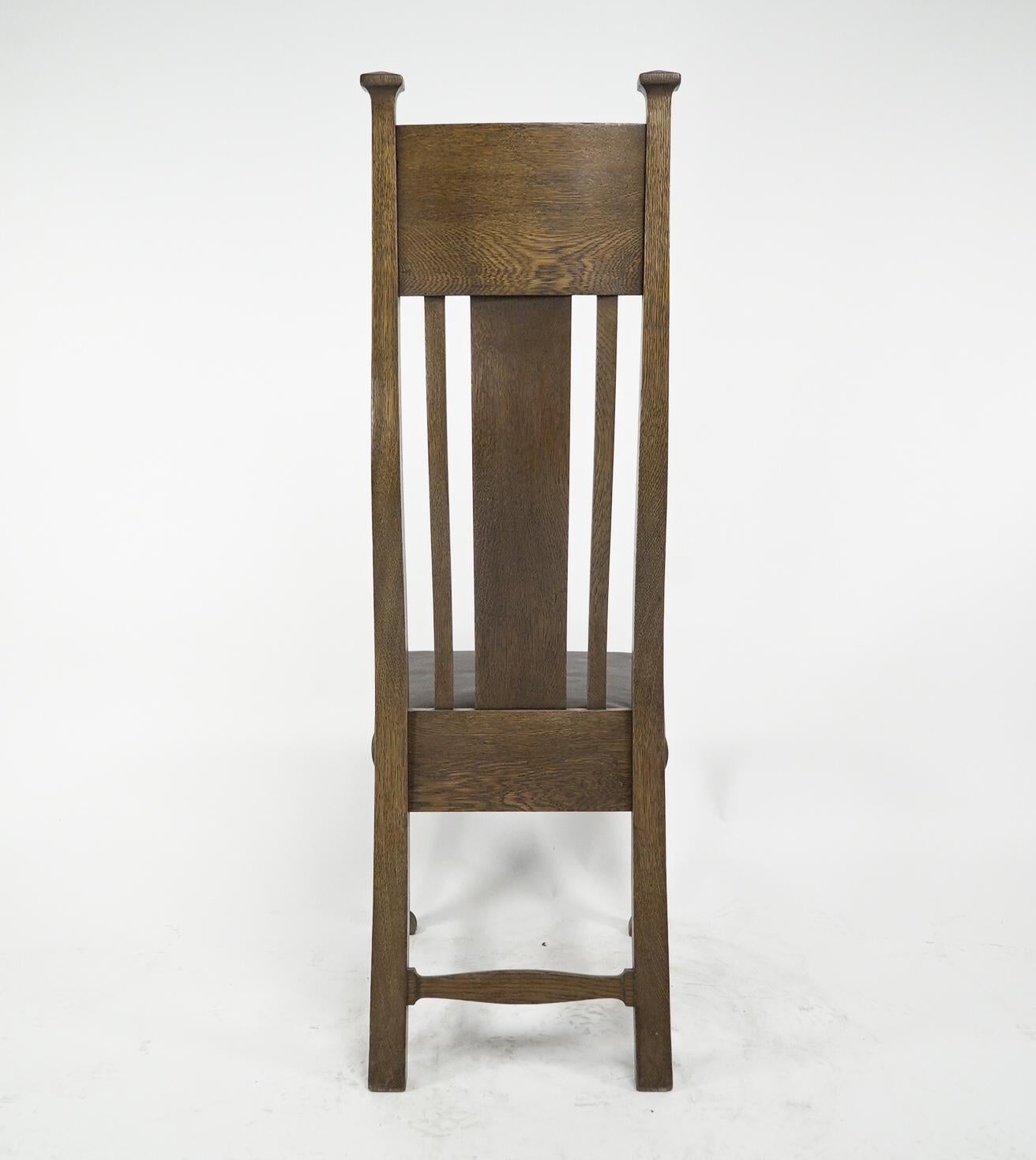 Norman & Stacey zugeschrieben. Ein Arts and Craft Stuhl mit hoher, geformter Rückenlehne aus Eiche im Angebot 4