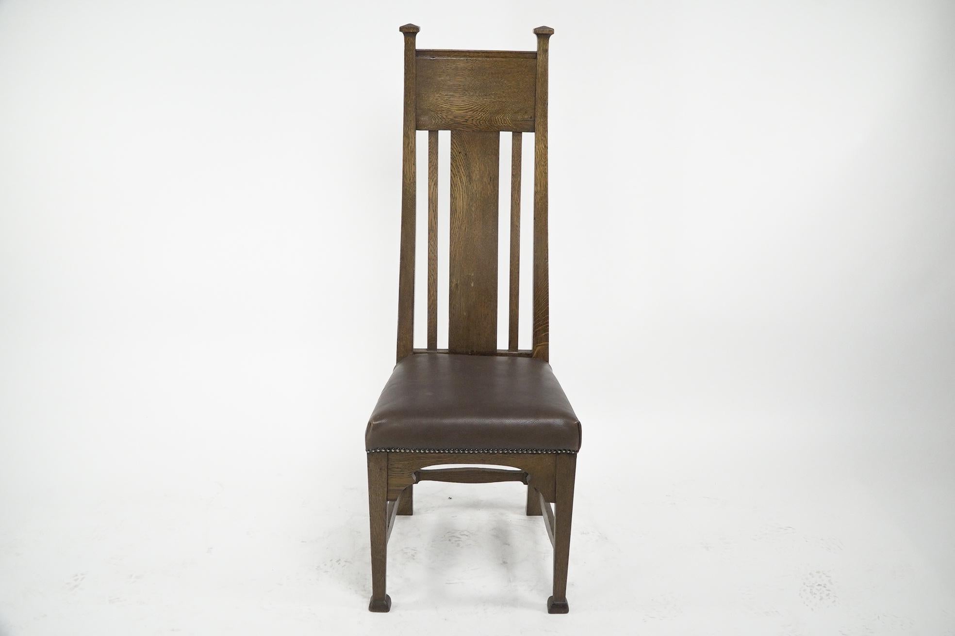 Norman und Stacy zugeschriebener Arts & Crafts-Stuhl aus Eichenholz mit einer serpentinenförmigen Rückenlehne, die ihn sehr bequem macht. Der Sitz hat unten geformte Stützen und ungewöhnliche stilisierte Strecker an den Seiten und der Rückenlehne,