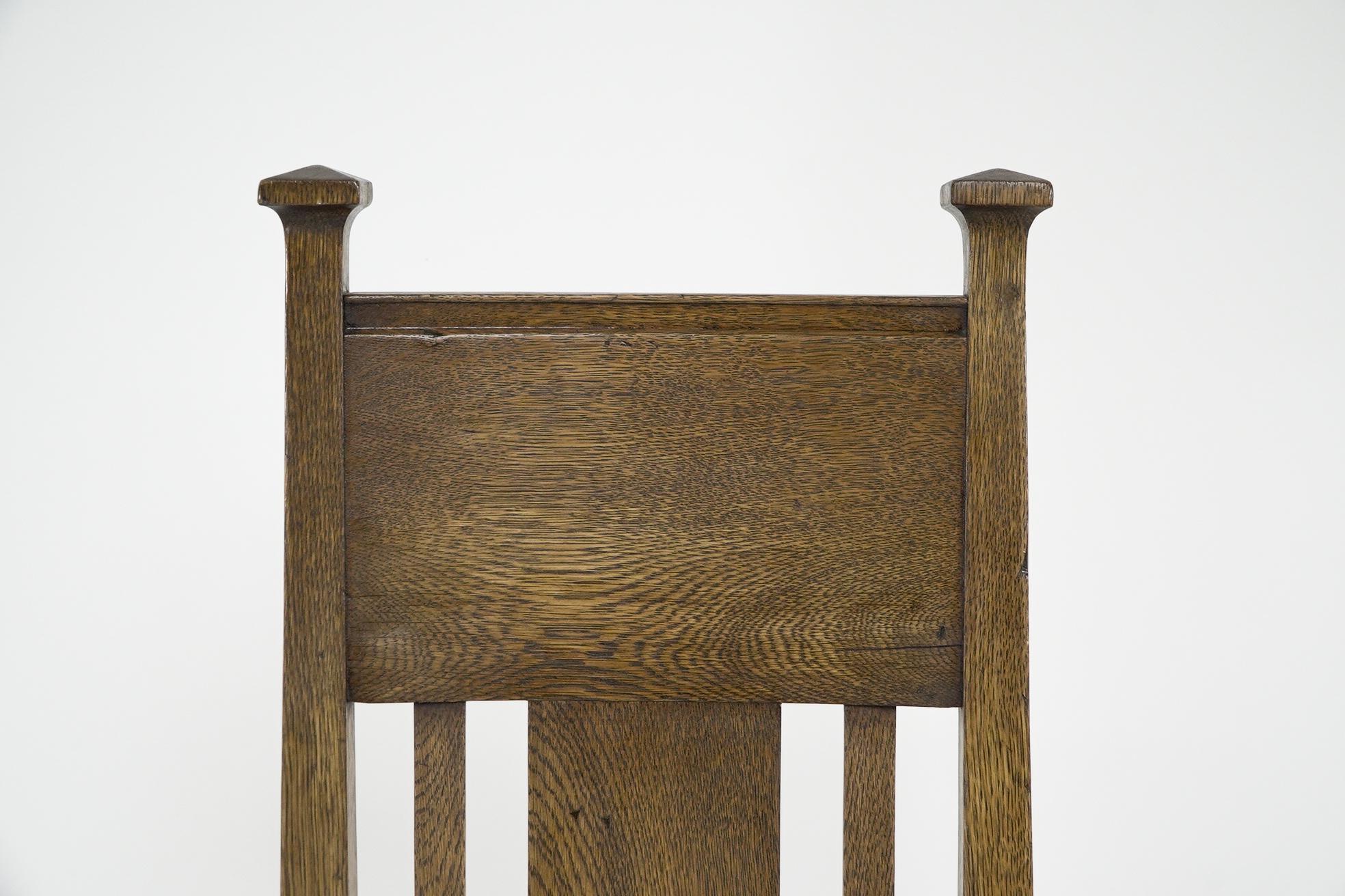 Norman & Stacey attributed. An Arts and Crafts high with shaped back oak chair In Good Condition For Sale In London, GB