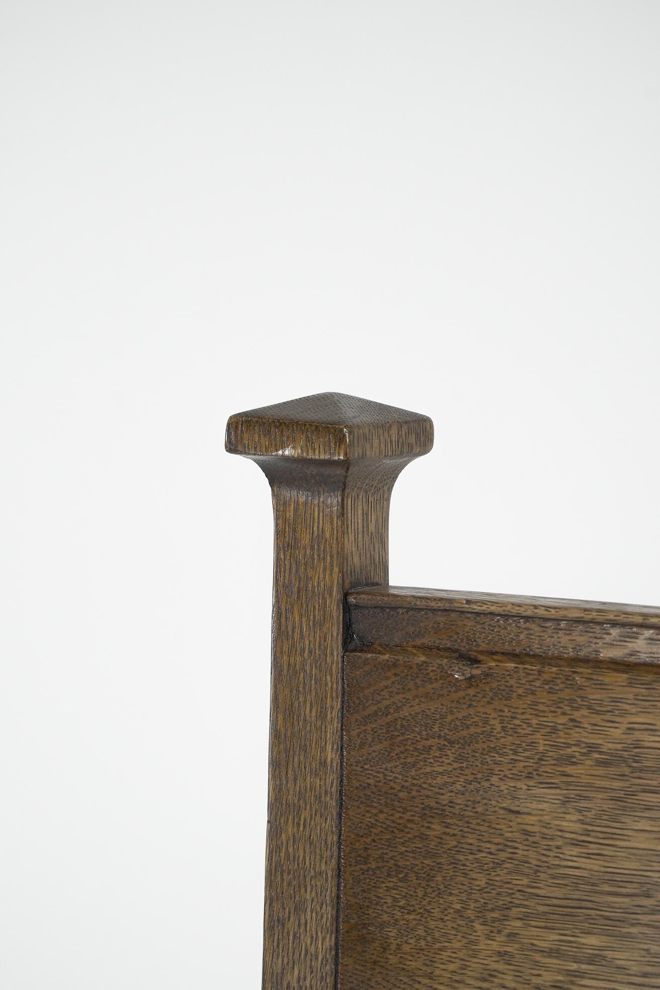 Norman & Stacey zugeschrieben. Ein Arts and Craft Stuhl mit hoher, geformter Rückenlehne aus Eiche (Spätes 19. Jahrhundert) im Angebot
