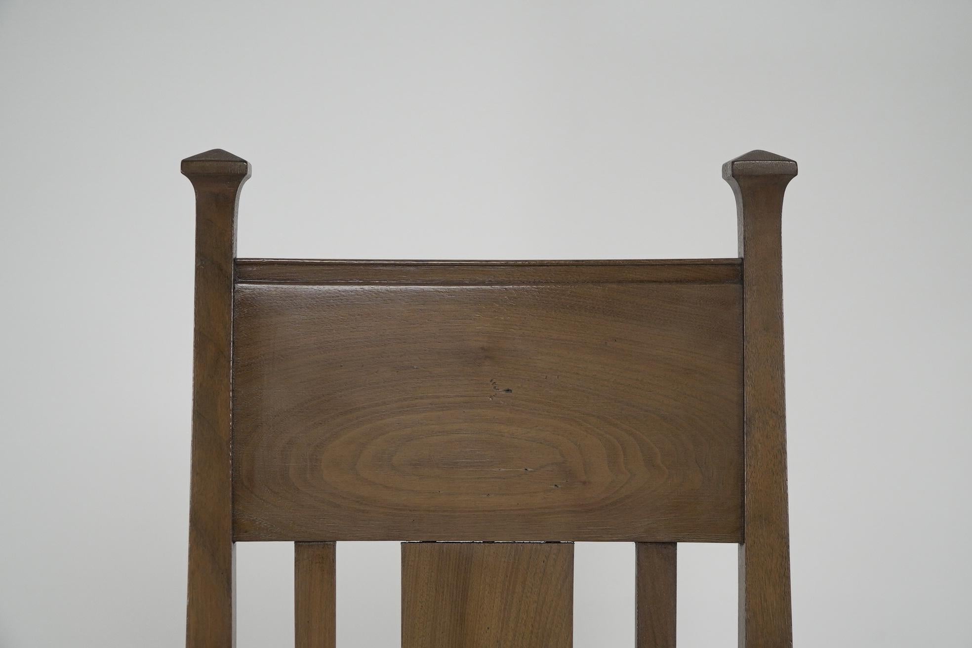 Norman & Stacey (zugeschrieben). Arts and Crafts-Sessel mit hoher Rückenlehne aus Walnussholz (Frühes 20. Jahrhundert) im Angebot