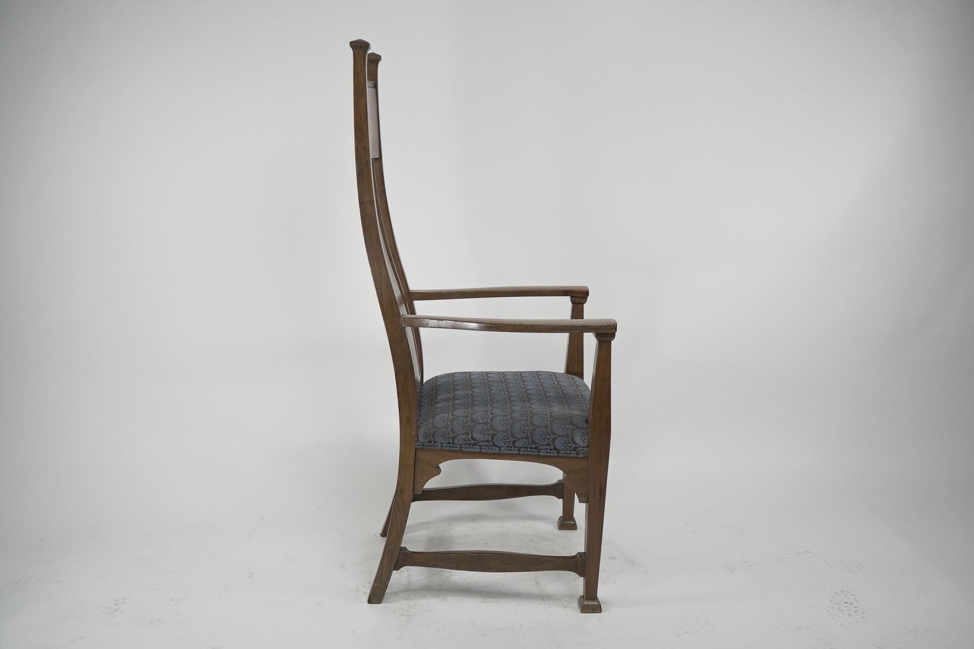 Norman & Stacey (attributed). An Arts and Crafts walnut high back armchair In Good Condition For Sale In London, GB