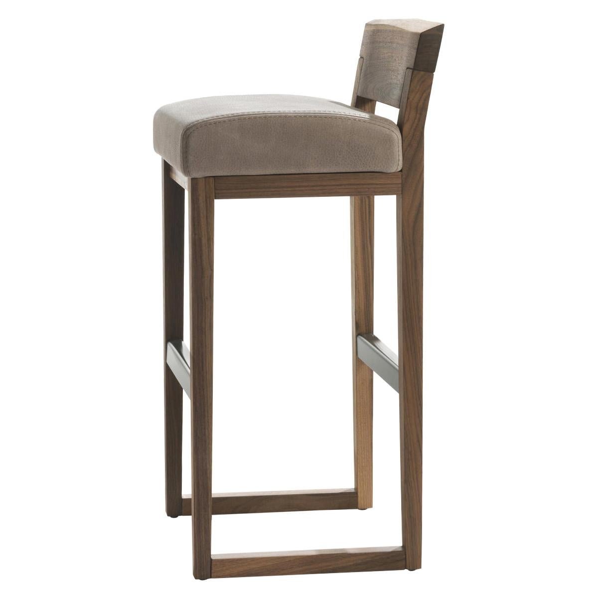 Tabouret Norman en bois de noyer massif avec assise en cuir en vente