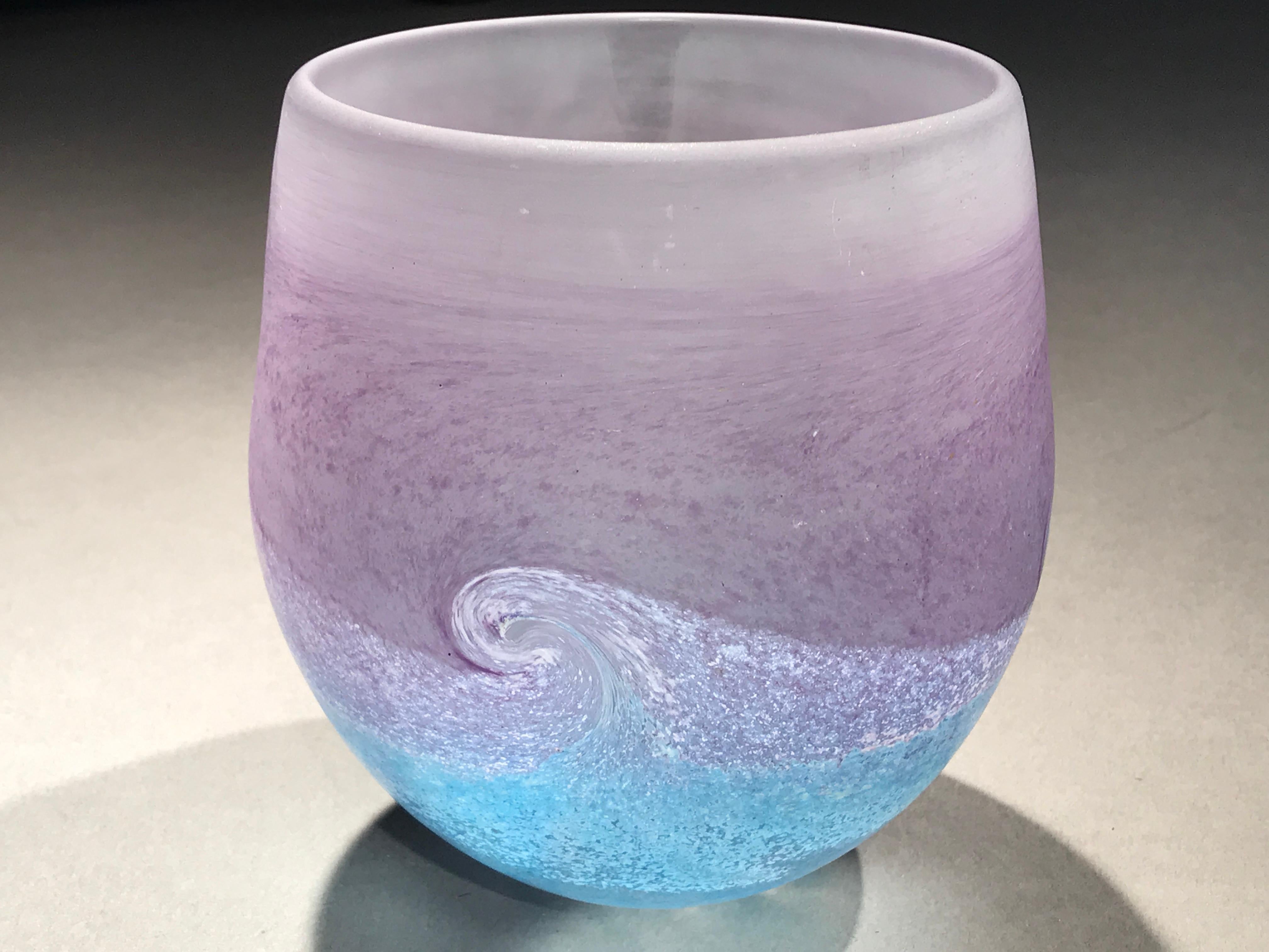 Vase Wave Seascape bleu violet blanc de Norman Stuart Clarke, 1997 en vente 1