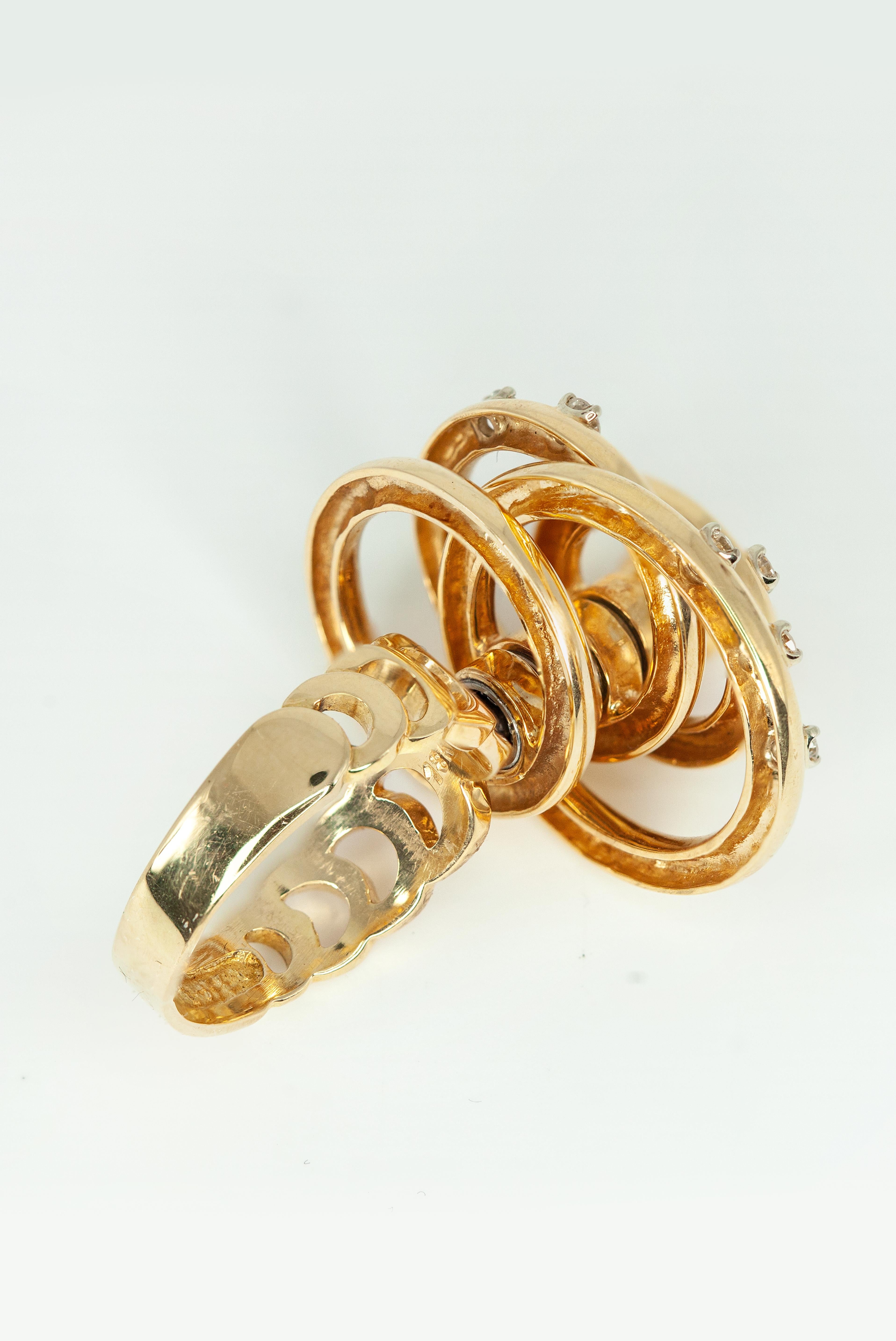 Taille brillant NORMAN TEUFEL Bague de mouvement en or jaune 18 carats avec diamants c.C. 1970 en vente