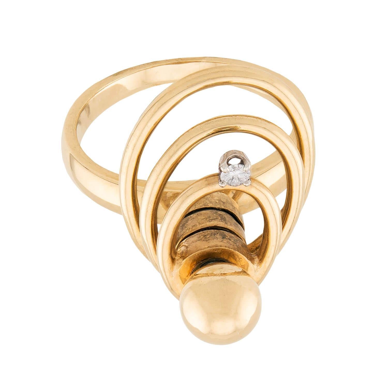 Ein fabelhaftes Stück des legendären Juweliers Norman Teufel aus der Vintage-Ära (ca. 1960er Jahre)! Der aus 14 Karat Gelbgold gefertigte Ring besteht aus einem glatten und schlichten Goldband, das mit einer zentralen Goldstiftverlängerung versehen