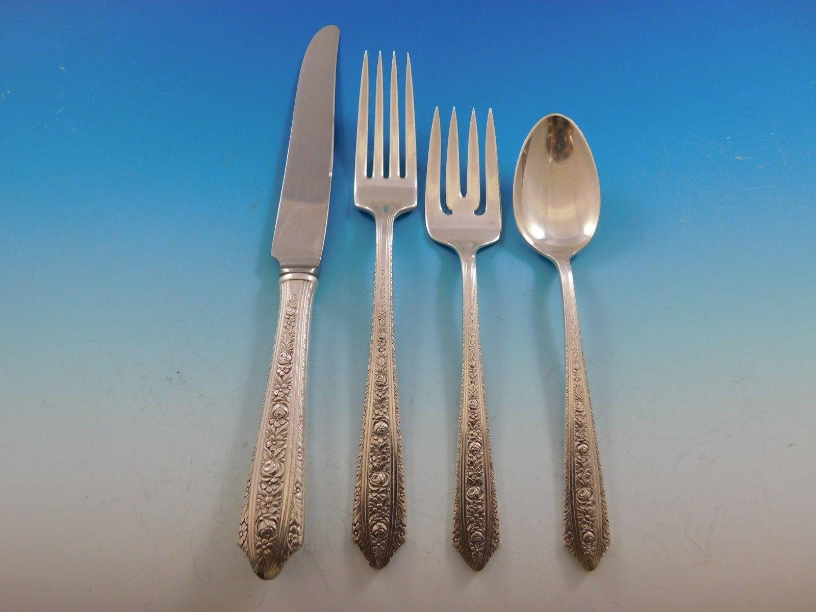 Precioso juego de cubiertos de plata Normandie by Wallace, 67 piezas. Este juego incluye:

Ocho cuchillos, 8 3/4
Ocho tenedores, 7 1/4
Ocho tenedores de ensalada, 6 3/8
Ocho cucharillas, 6 1/8