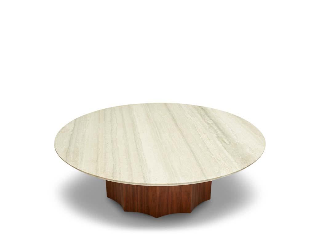 La table à cocktail Normandie présente un piètement cannelé en noyer américain ou en chêne blanc avec un plateau en pierre. Option de plateau en bois disponible.

  La collection Lawson-Fenning est conçue et fabriquée à la main à Los Angeles, en