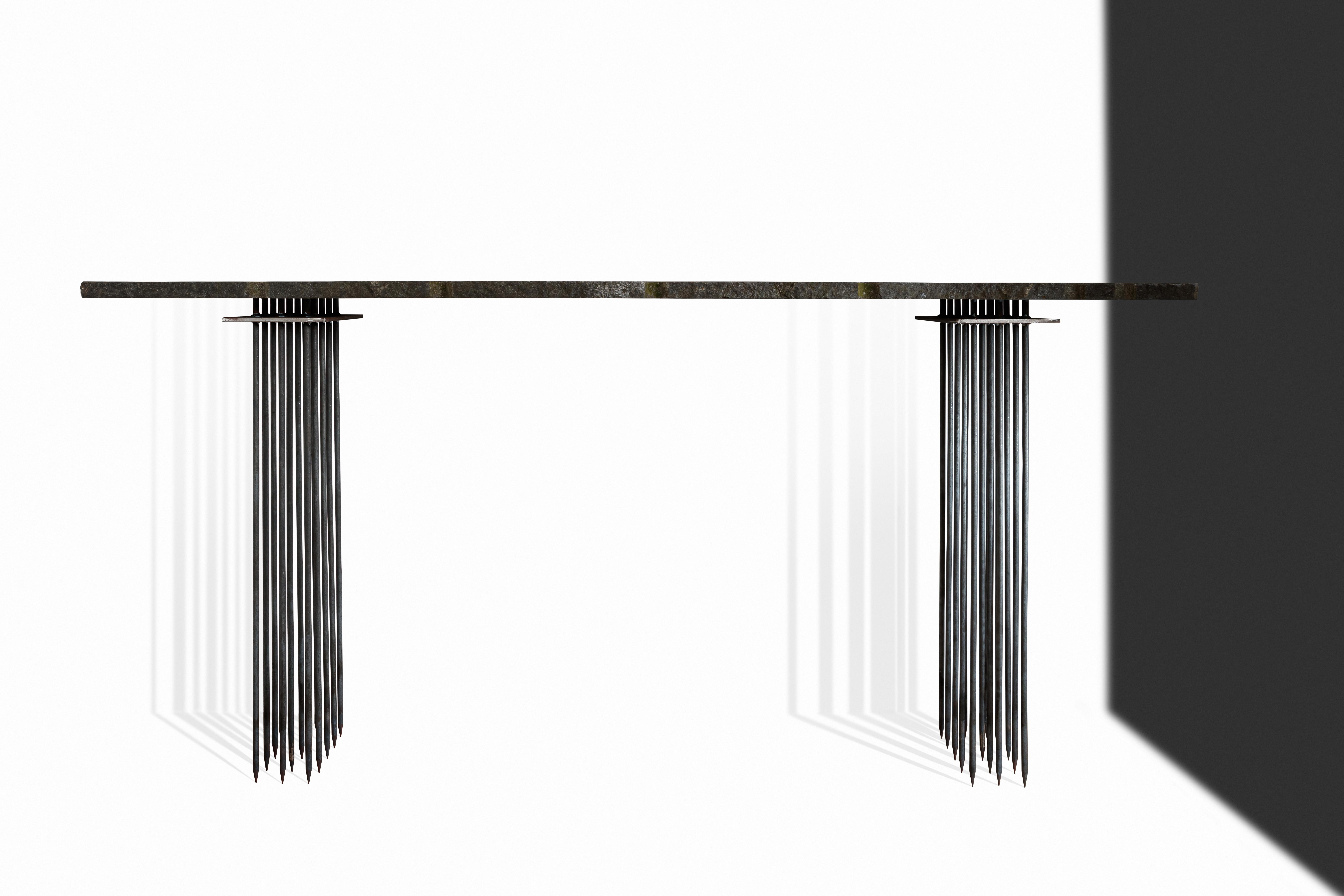 Normandie-Konsole von Alina Alamorean
Einzigartig.
Abmessungen: T 43 x B 210 x H 103 cm.
MATERIALIEN: Granit und Eisenstahl.

Alina wurde 1968 in Siebenbürgen in eine Familie von Avantgarde-Architekten hineingeboren. Sie ist eine französische