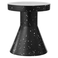 Taburete Bit de Normann Copenhagen, modelo Cone, de plástico reciclado negro; taburete bajo o mesita auxiliar