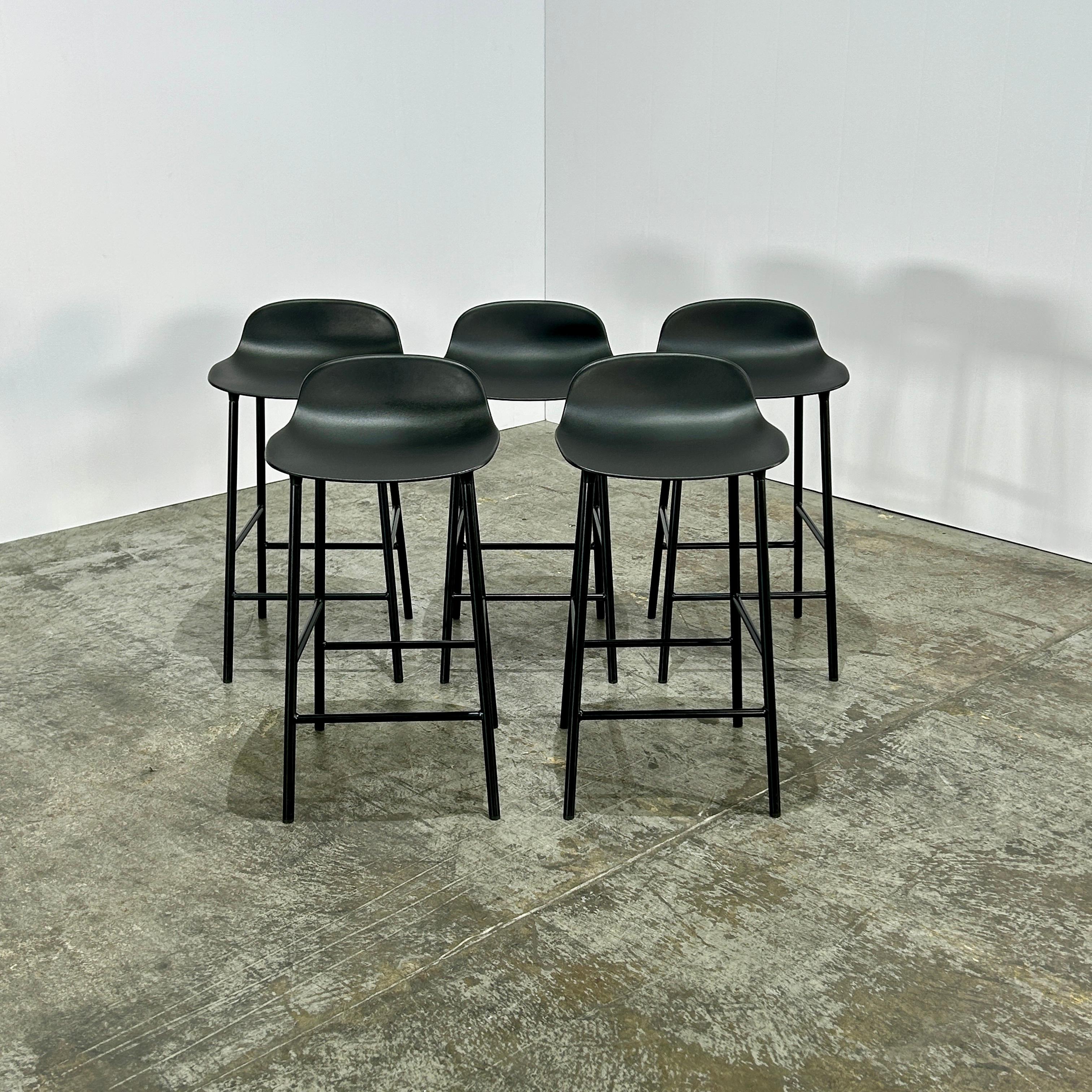 Werten Sie Ihre Bar oder Ihren Küchentresen mit den eleganten und stilvollen Normann Copenhagen Form Barstools von Simon Legald auf. Dieses Set aus fünf Barhockern zeichnet sich durch ein minimalistisches und dennoch auffälliges Design aus. Die