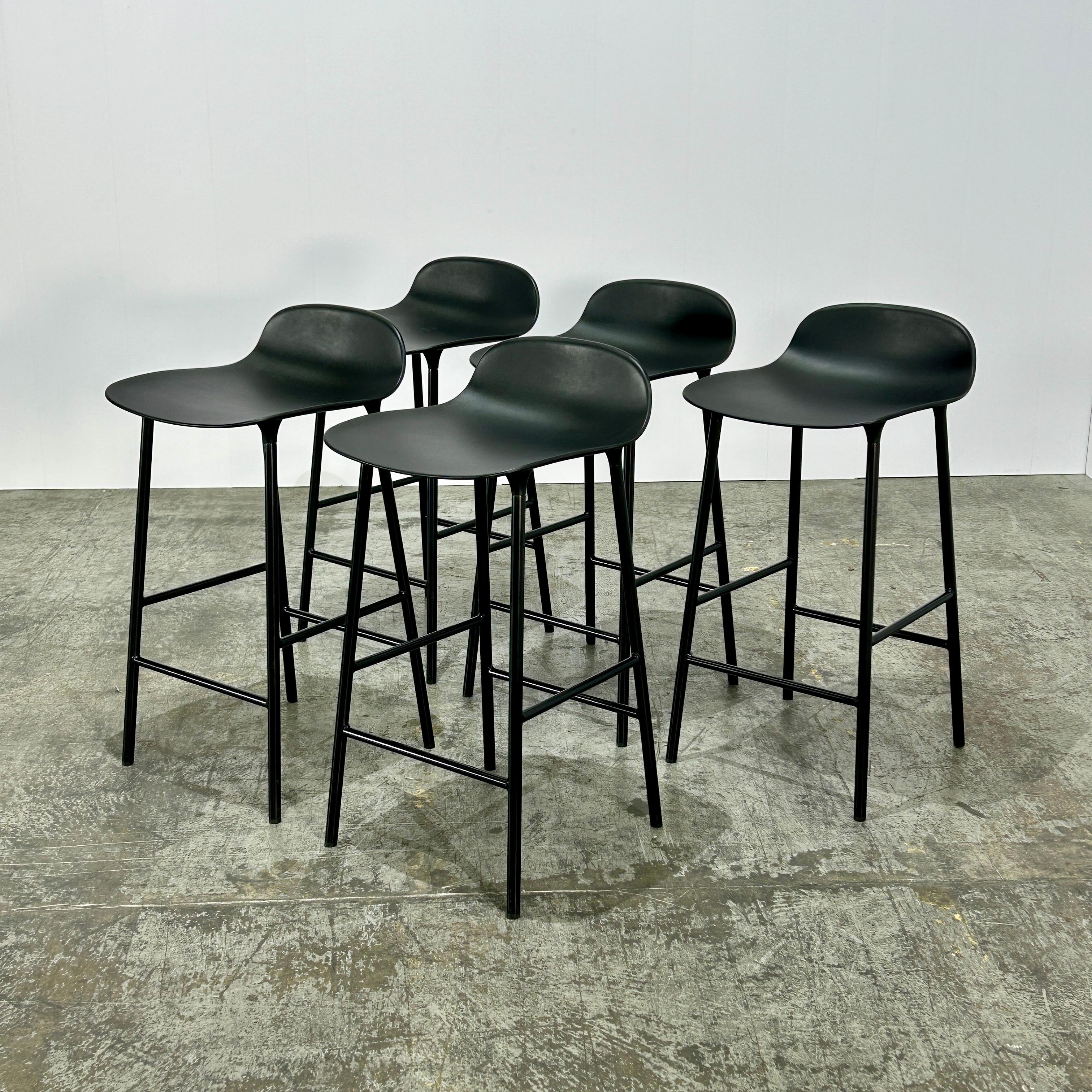 Normann Copenhagen Form Barhocker von Simon Legald, Dreier-Set (Skandinavische Moderne) im Angebot