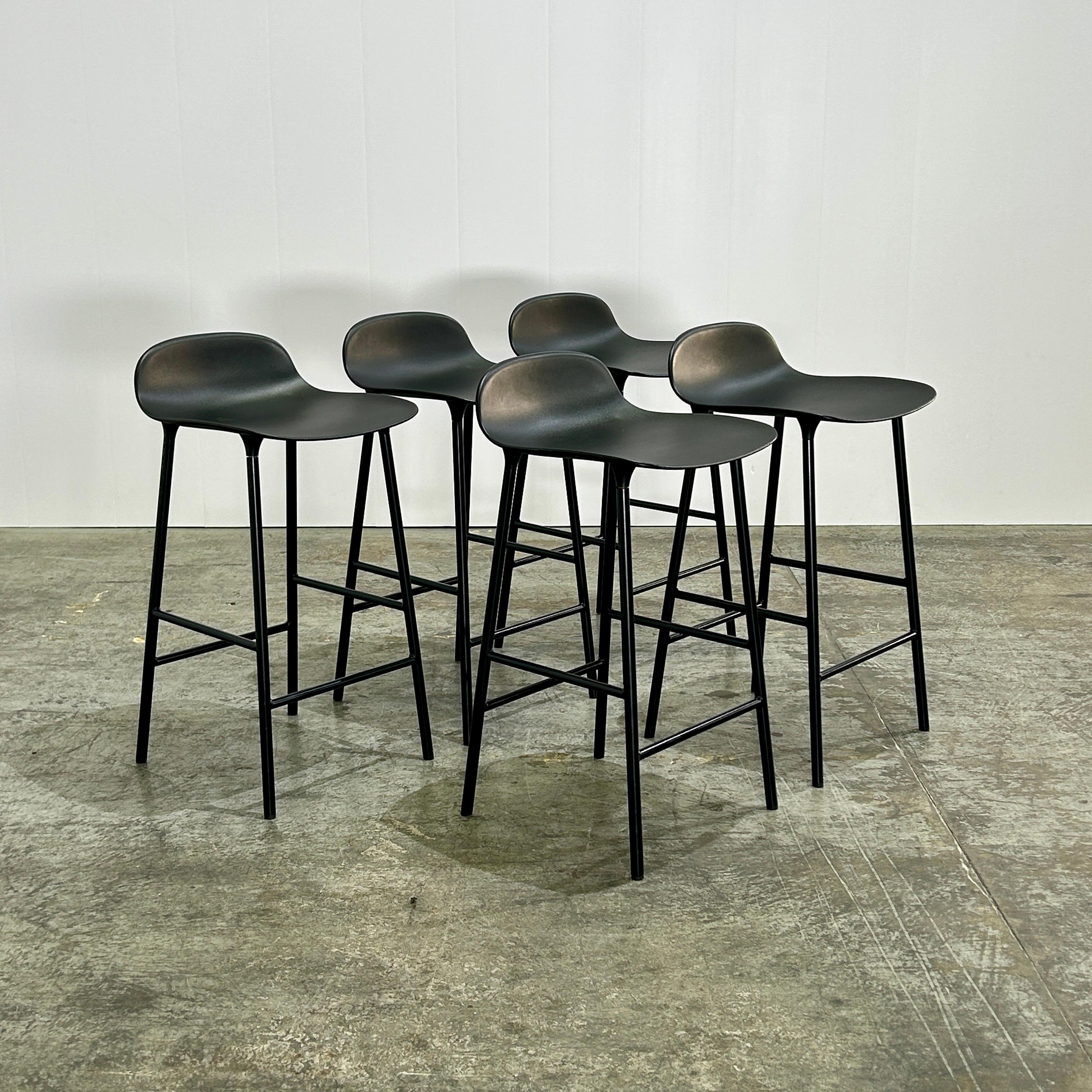 Normann Copenhagen Form Barhocker von Simon Legald, Dreier-Set (Dänisch) im Angebot