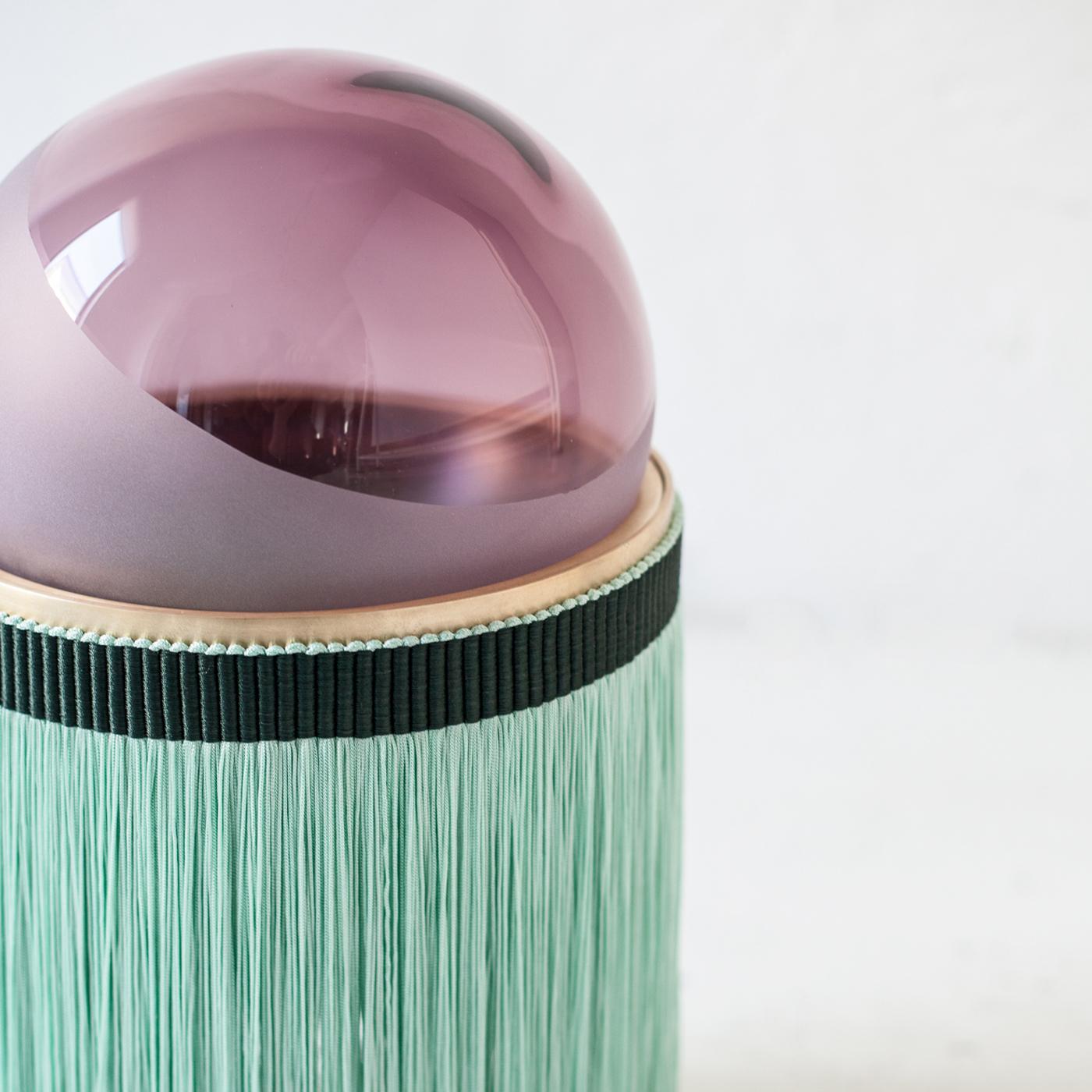 Inspiré par la Sicile, la patrie du duo de designers Vi et M, cet élégant lampadaire est une célébration des couleurs, des textures et de l'esthétique moderne. L'élégant abat-jour rose rubis, une sphère réalisée en verre de Murano soufflé à la