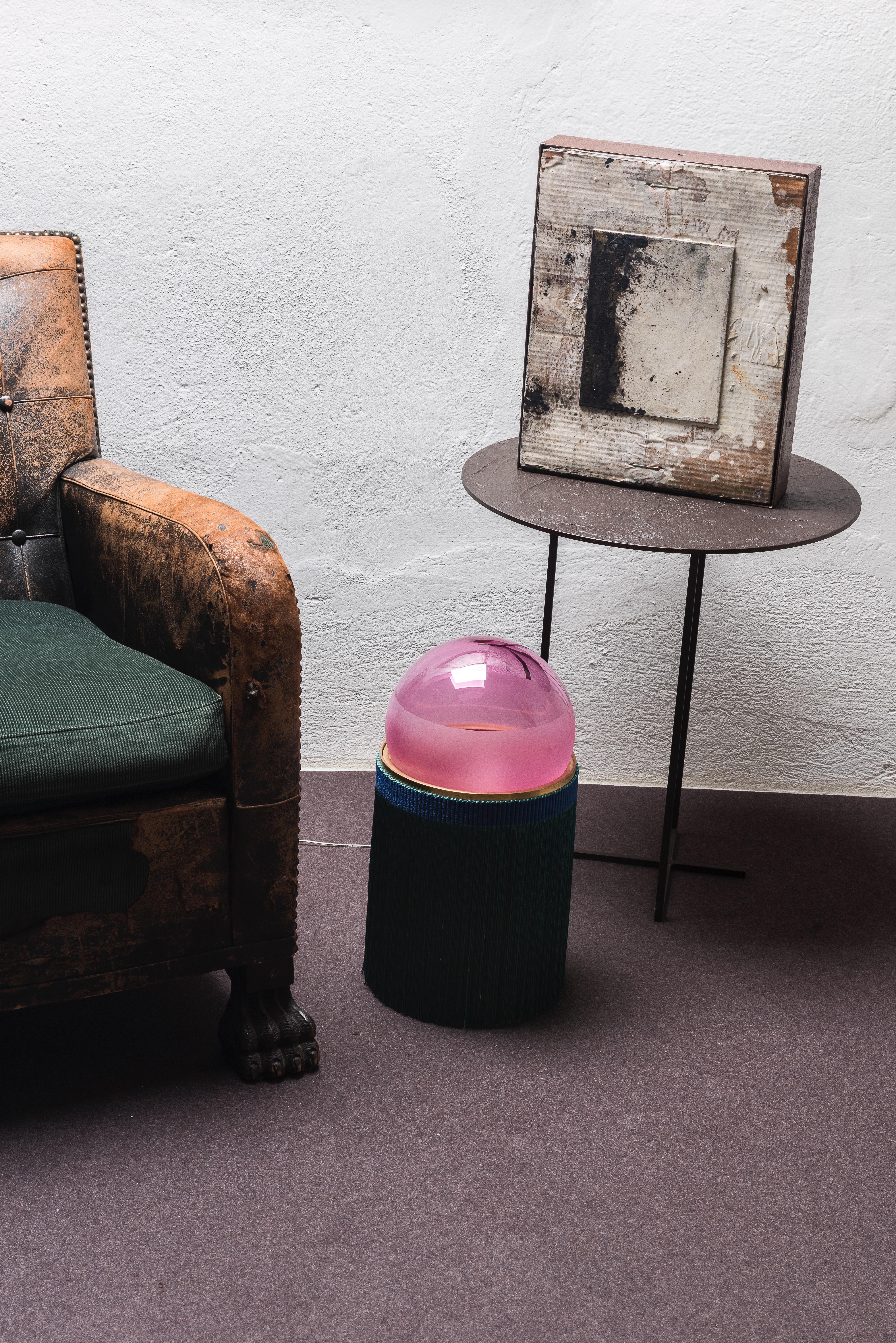 21. Jahrhundert VI+M Studio mittlere Lampe Muranoglas und tripolino Fransen verschiedenen Farben.
Normanna wurde vom Studio VI+M entworfen und ist eine Hommage an Sizilien, die Heimat des Designers, und an den Reichtum und die Fülle der Farben, die