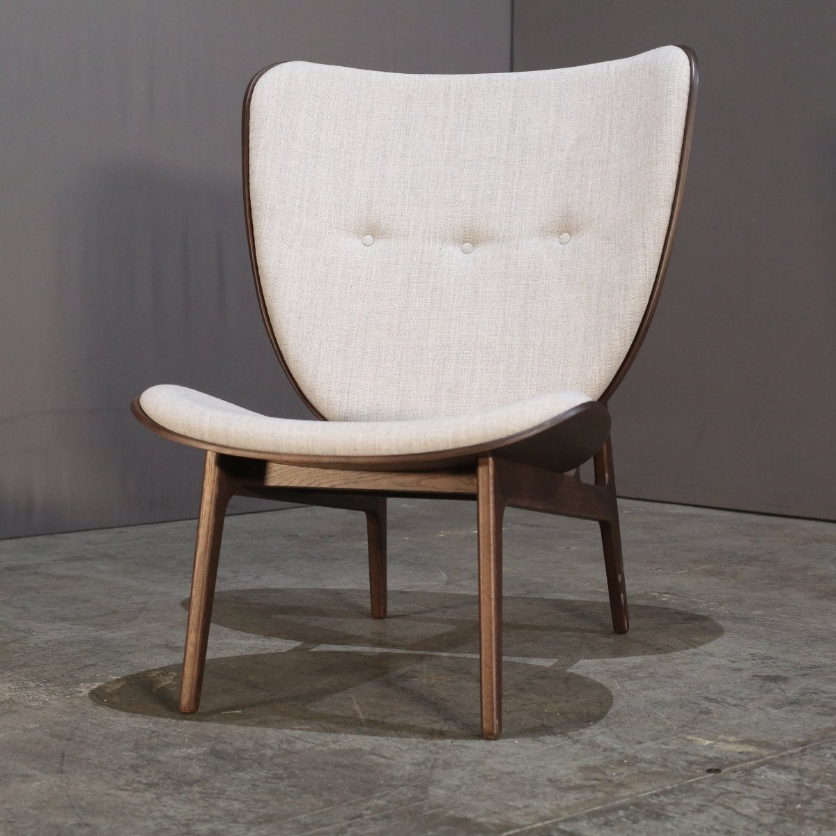 Der Elephant Lounge Grey Chair von Norr11 ist eine atemberaubende Ergänzung für jeden luxuriösen Wohnbereich. Dieser Stuhl ist aus den besten MATERIALEN gefertigt und besticht durch sein schlichtes und modernes Design. Die bequeme und geräumige