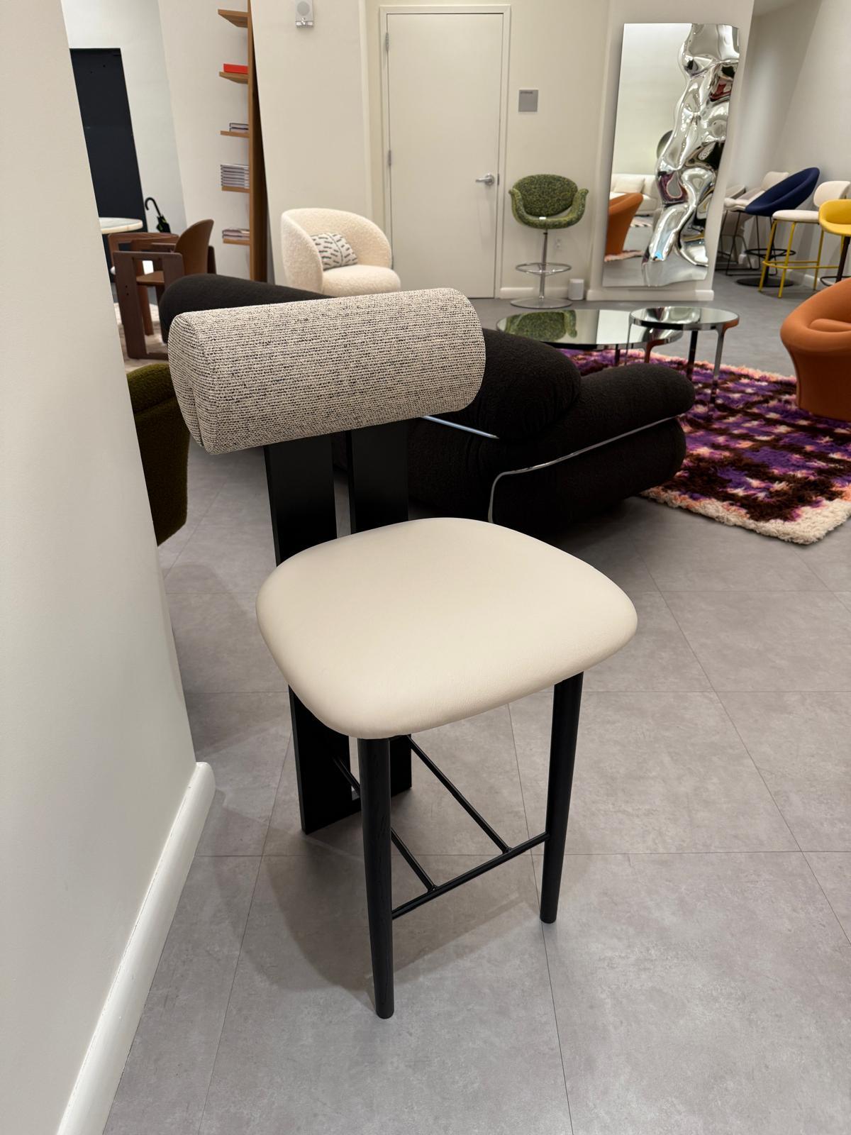 
Tabouret de comptoir Hippo

Barre basse (65cm) 
Chêne certifié FSC - Noir, 
Dos : Savane - 0122, 
Siège : cuir Spectrum - Mineral 30160