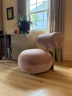 Norr11 Hippo Lounge Chair di Kristian Sofus Hansen & Tommy Hyldahl in STOCK