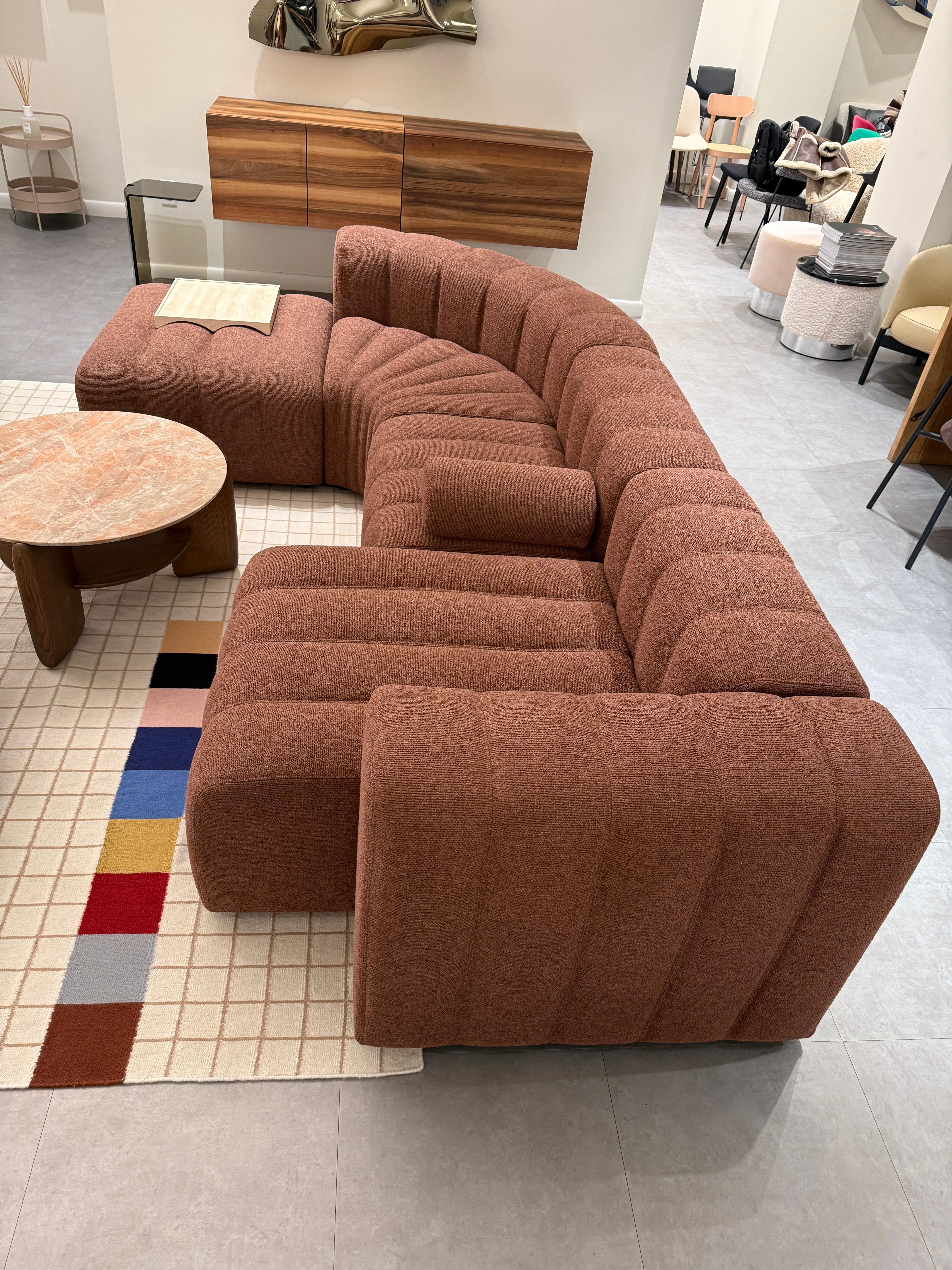 Imbottito Imbottito in Kvadrat/Sacco Moss, colore 12

1 X BRACCIOLO MEDIO LOUNGE CORTO A SINISTRA
1 X ANGOLO
1 X MEDIO
1 X OTTOMANO
1 X BRACCIALE (scatola piccola)


Il concetto originale di Studio A traeva ispirazione dai divani lounge incassati