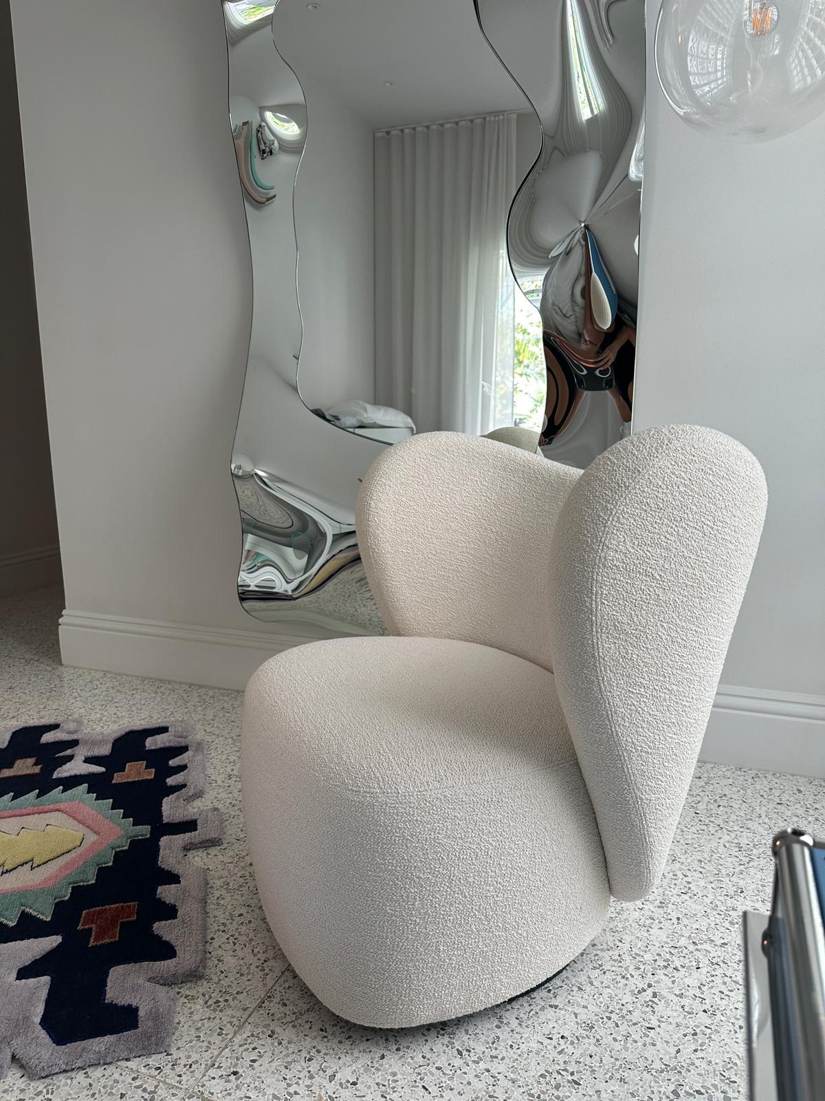 upholstered - CAT 2 BARNUM COLOR 24
Swivel base with an auto-return movement function
Surprisingly compact in size but with a comfortable seat
Sculptural and organic shapes
Made in Italy

With its sculptural and organic shape, the Little Big Chair
