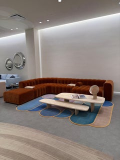 Lo Studio A Norr11 in velluto di Kristian Sofus Hansen & Tommy Hyldahl è in STOCK