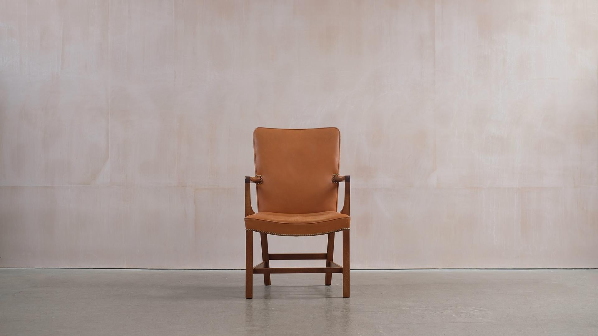 Magnifique fauteuil Norrevold conçu par Kaare Klint en 1939 pour le maître ébéniste Rud Rasmussen, Copenhague. Cet exemplaire est en bel acajou et cuir patiné de couleur fauve. Chaise classique super confortable et élégante.  

