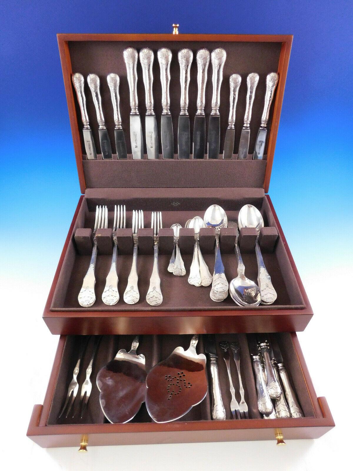 Rare service de couverts en argent danois Norrona circa 1920 by David Andersen .830, 60 pièces. Les pièces sont martelées à la main avec un motif de coquille ciselée. 
Cet ensemble comprend :

6 grands couteaux de table, 9 3/4
6 grandes