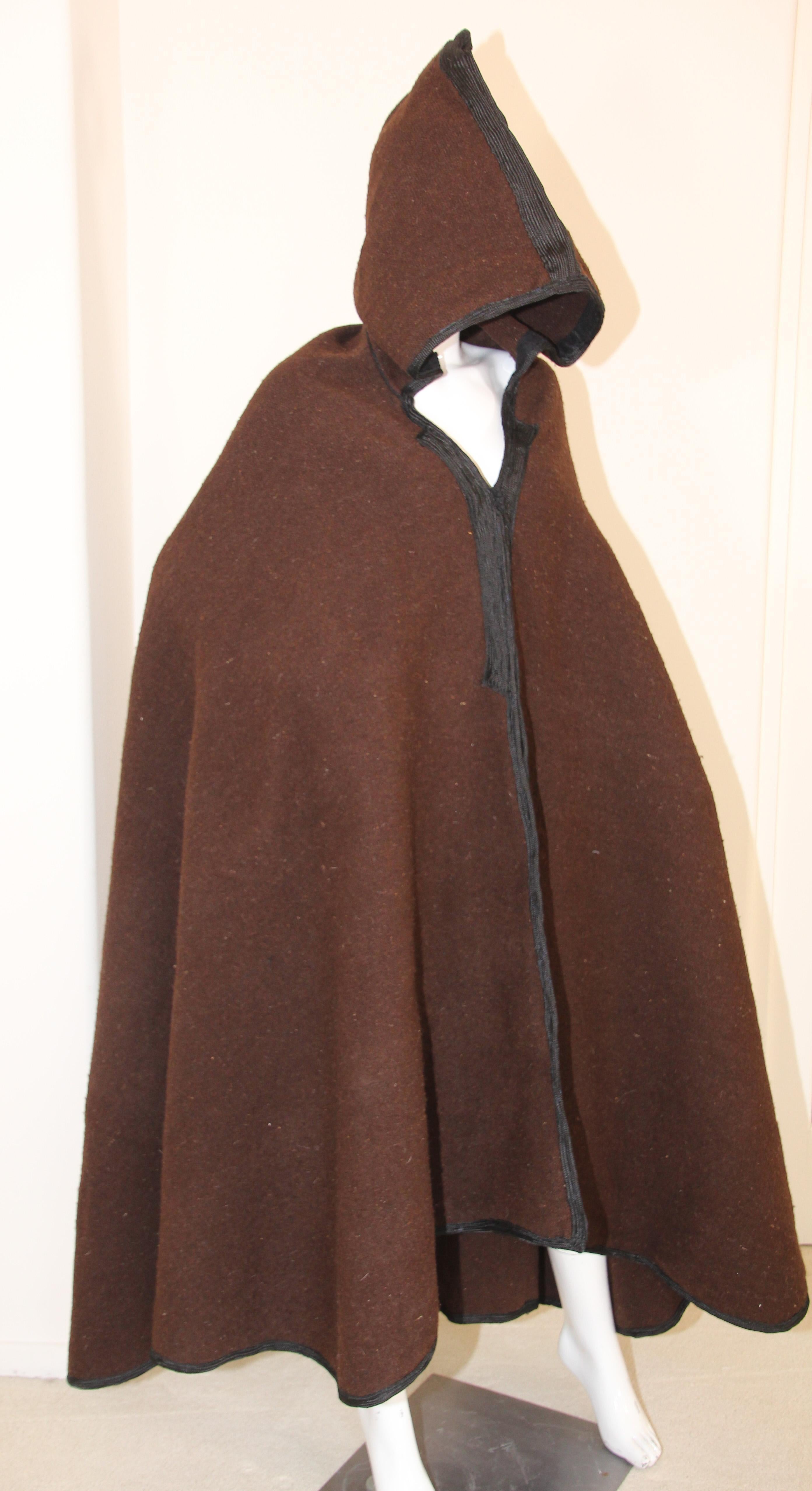 Moroccan Akhnif Berber hooded burnous cape in handwoven brown wool.
Tribal traditional ethnic cape with hood handwoven in the High Atlas Mountains.
Great dark brown natural organic wool colors.
The burnus (also called a selham) is long, hooded cloak