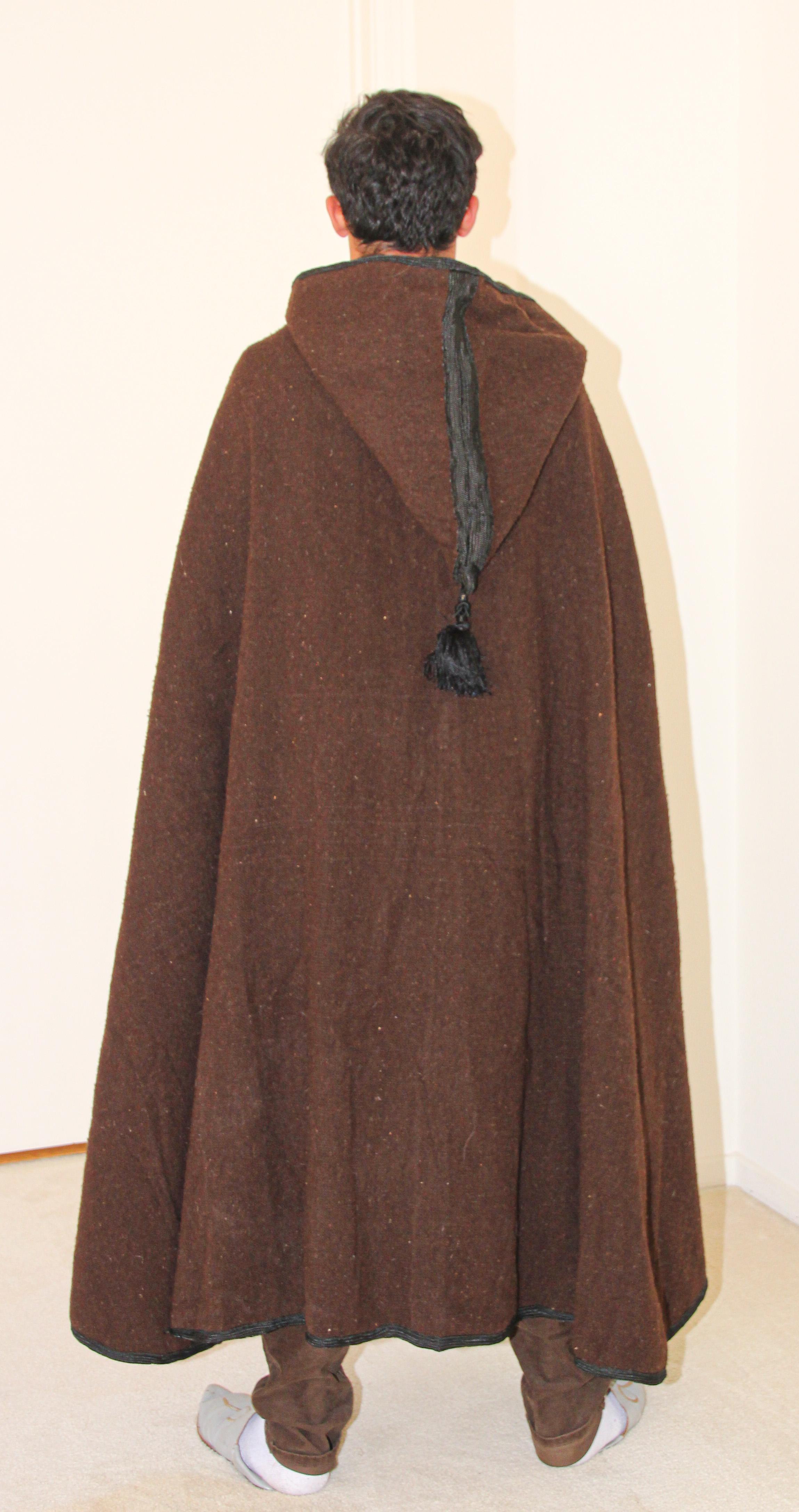 Moroccan Akhnif Berber hooded burnous cape in handwoven brown wool.
Heavy Tribal traditional ethnic cape with hood handwoven in the High Atlas Mountains.
Chocolate brown natural organic wool colors.
The burnus (also called a selham) is long, hooded