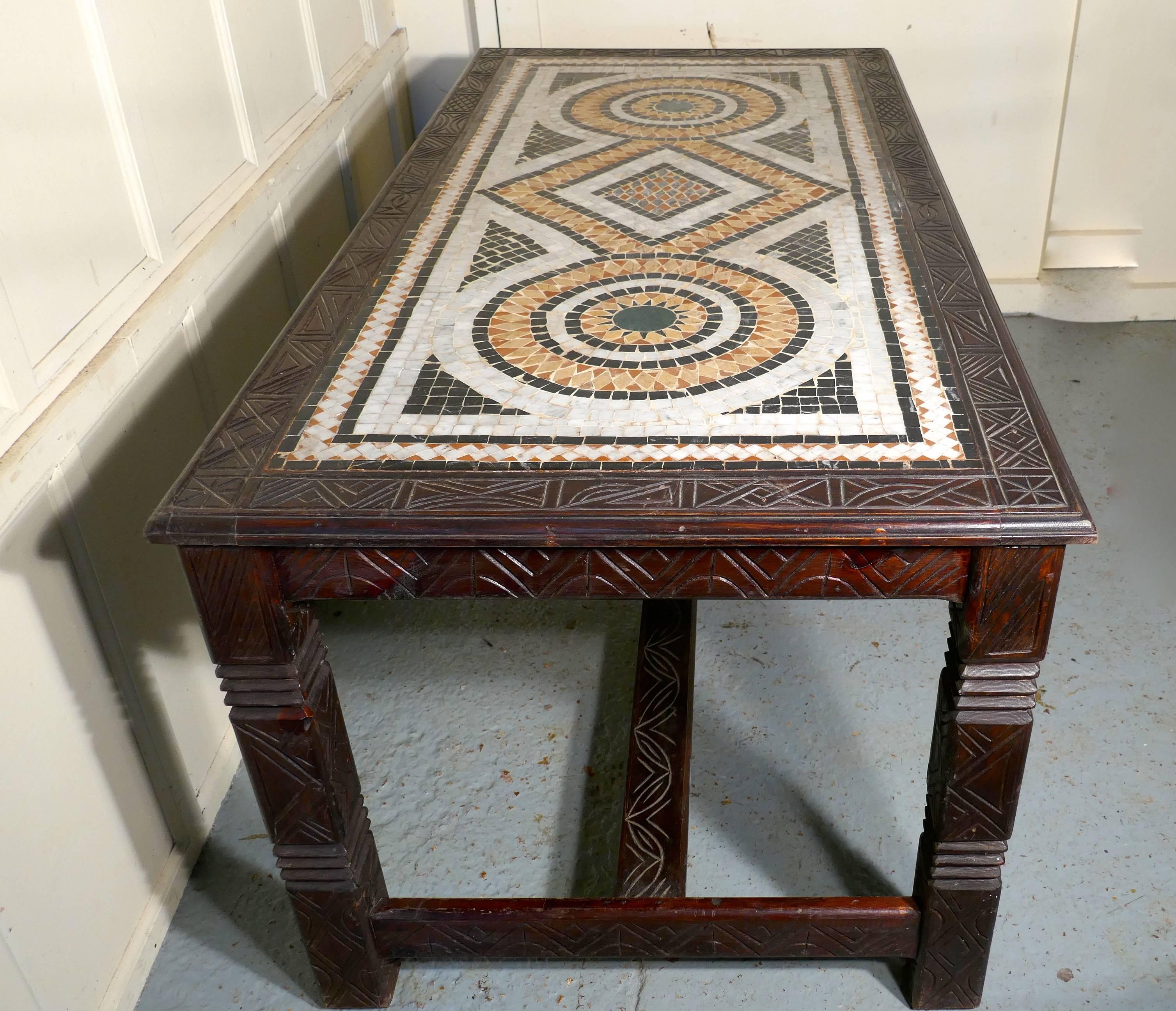 Mesa de mosaico de mármol norteafricano en venta 3