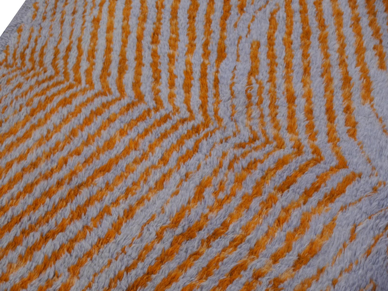Nordafrikanischer nordafrikanischer marokkanischer Berberteppich mit abstraktem Design in Grau und Kupfer Super Soft Qualität (21. Jahrhundert und zeitgenössisch) im Angebot