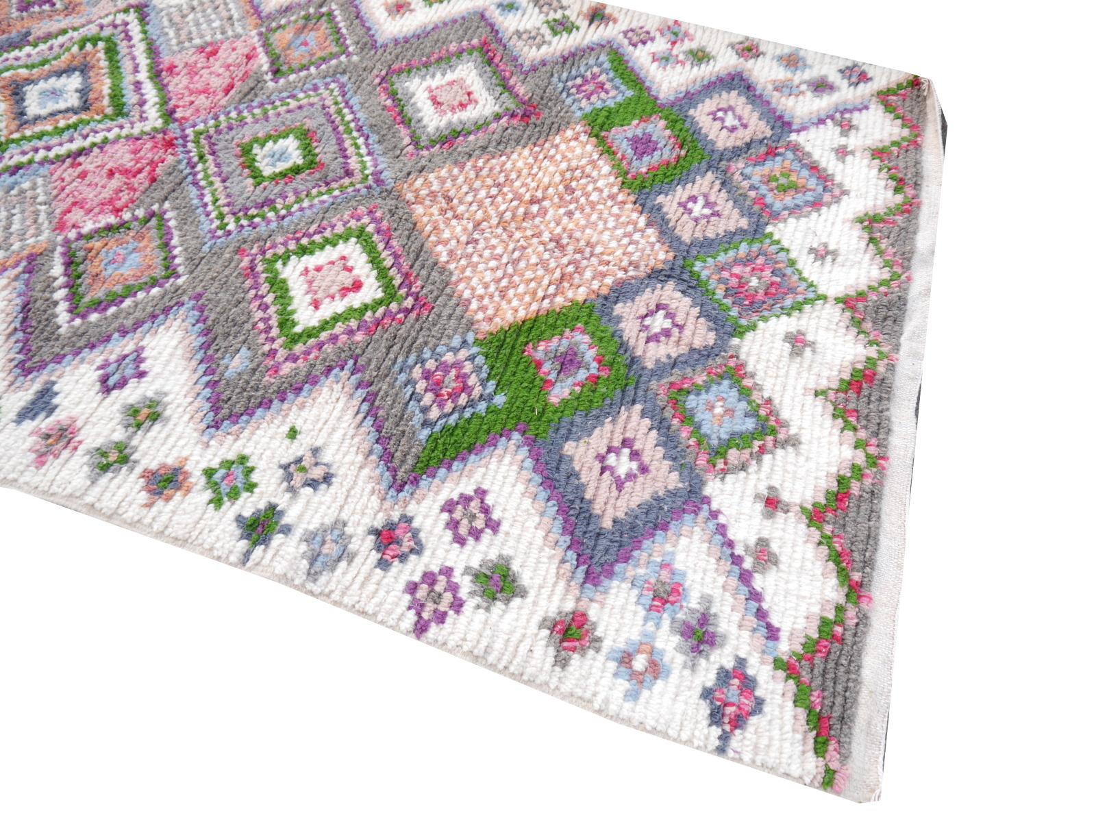 North African Moroccan Berber Rug Diamond Design Wool Gray, White, Pink In New Condition In Lohr, Bavaria, DE