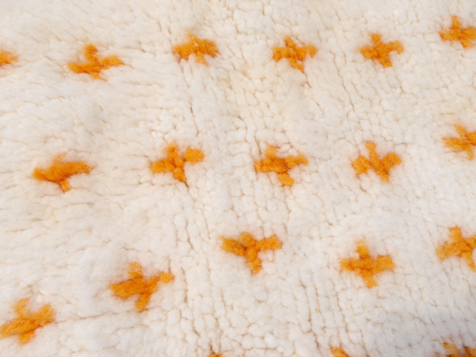 Nordafrikanischer nordafrikanischer marokkanischer Berberteppich aus Wolle in Weiß und Orange, handgeknüpft  (Marokkanisch) im Angebot