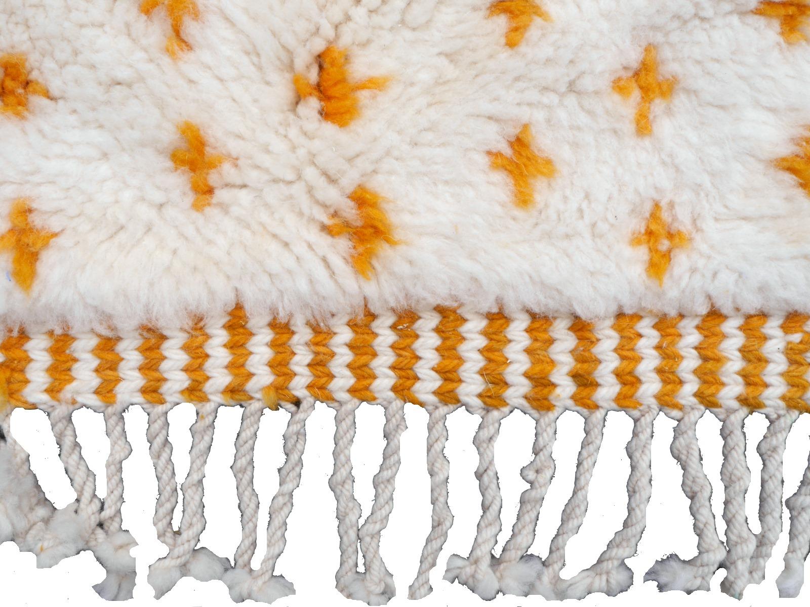 Nordafrikanischer nordafrikanischer marokkanischer Berberteppich aus Wolle in Weiß und Orange, handgeknüpft  (Handgeknüpft) im Angebot