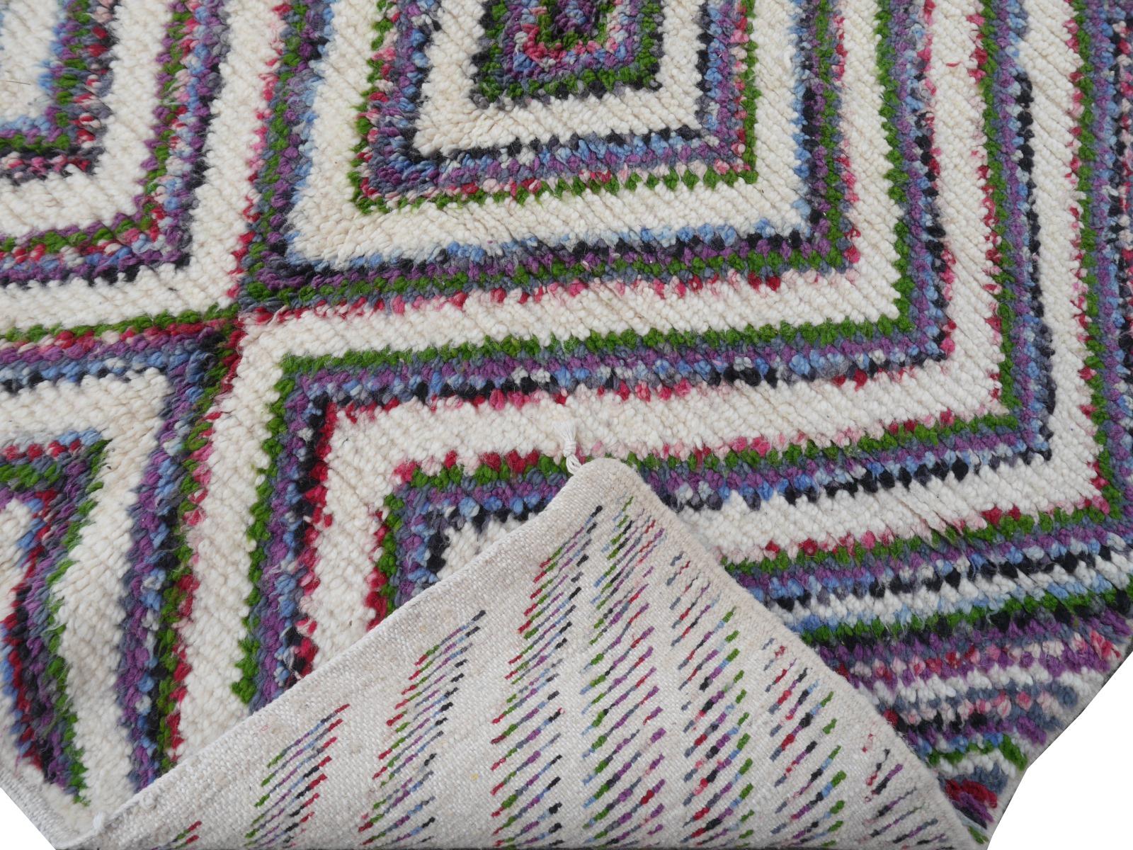 Nordafrikanischer nordafrikanischer marokkanischer Berberteppich mit Zickzack-Kelim-Design aus Wolle in Weiß und Rosa im Angebot 3