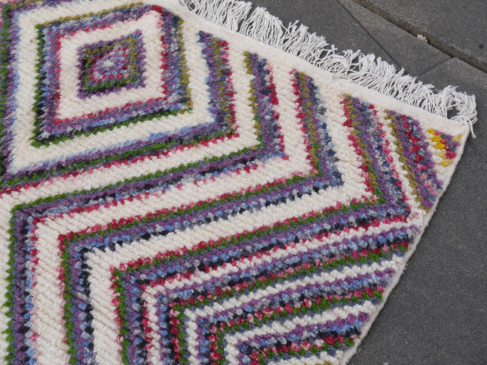 Nordafrikanischer nordafrikanischer marokkanischer Berberteppich mit Zickzack-Kelim-Design aus Wolle in Weiß und Rosa im Angebot 7