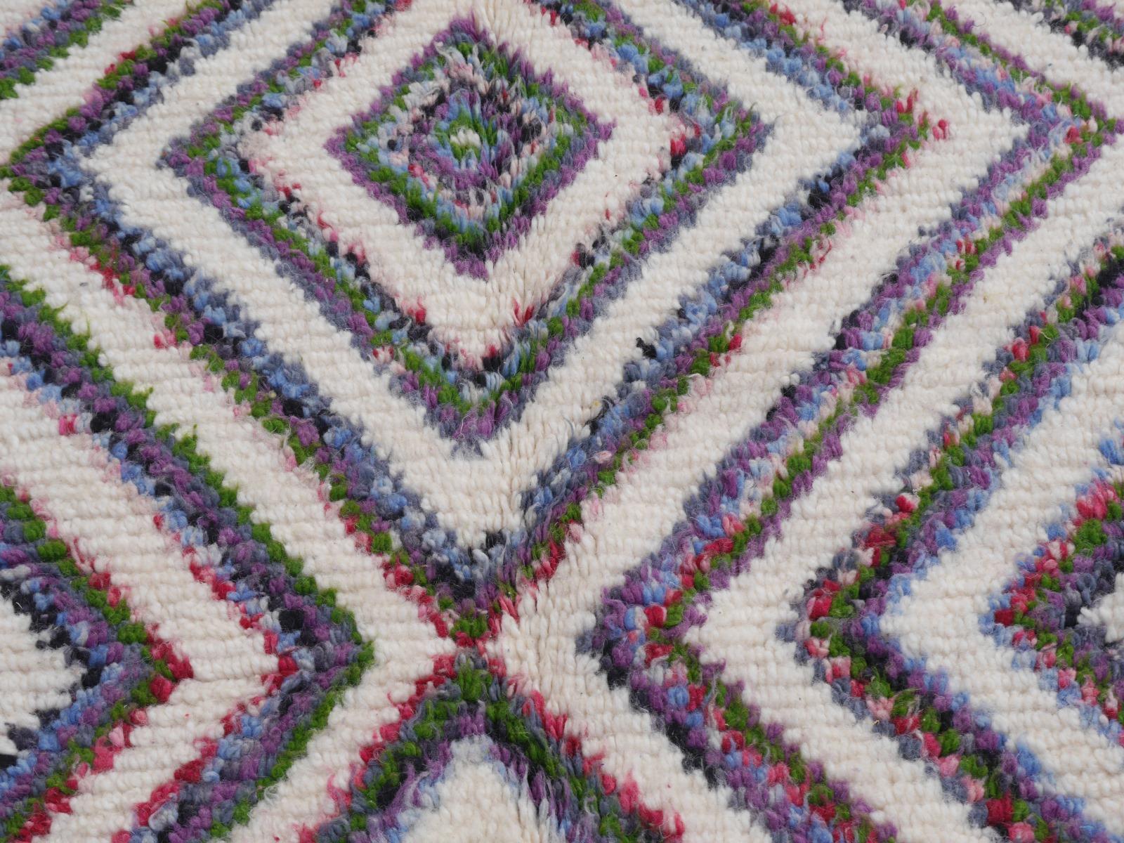 Nordafrikanischer nordafrikanischer marokkanischer Berberteppich mit Zickzack-Kelim-Design aus Wolle in Weiß und Rosa (21. Jahrhundert und zeitgenössisch) im Angebot