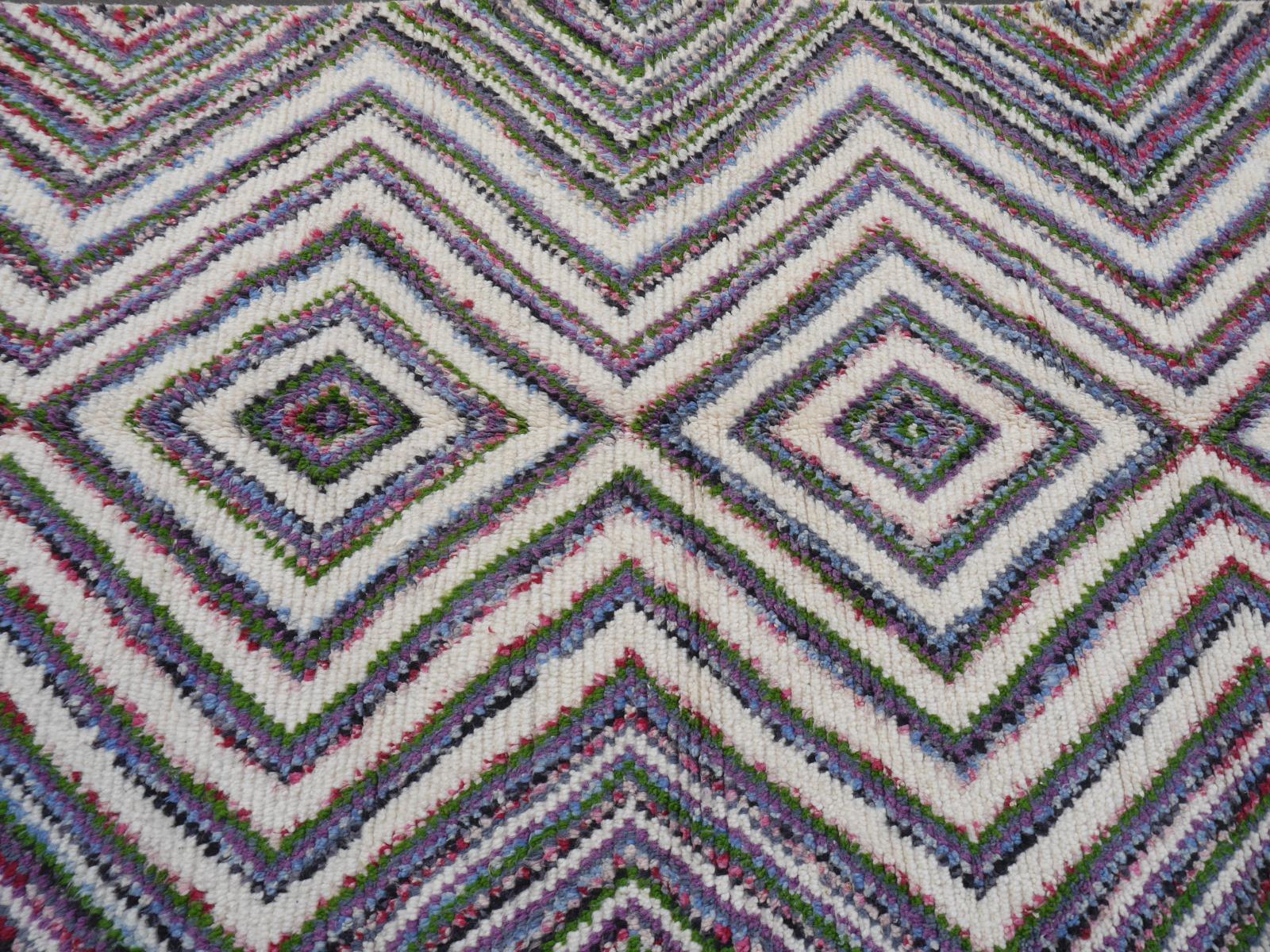 Nordafrikanischer nordafrikanischer marokkanischer Berberteppich mit Zickzack-Kelim-Design aus Wolle in Weiß und Rosa im Angebot 2
