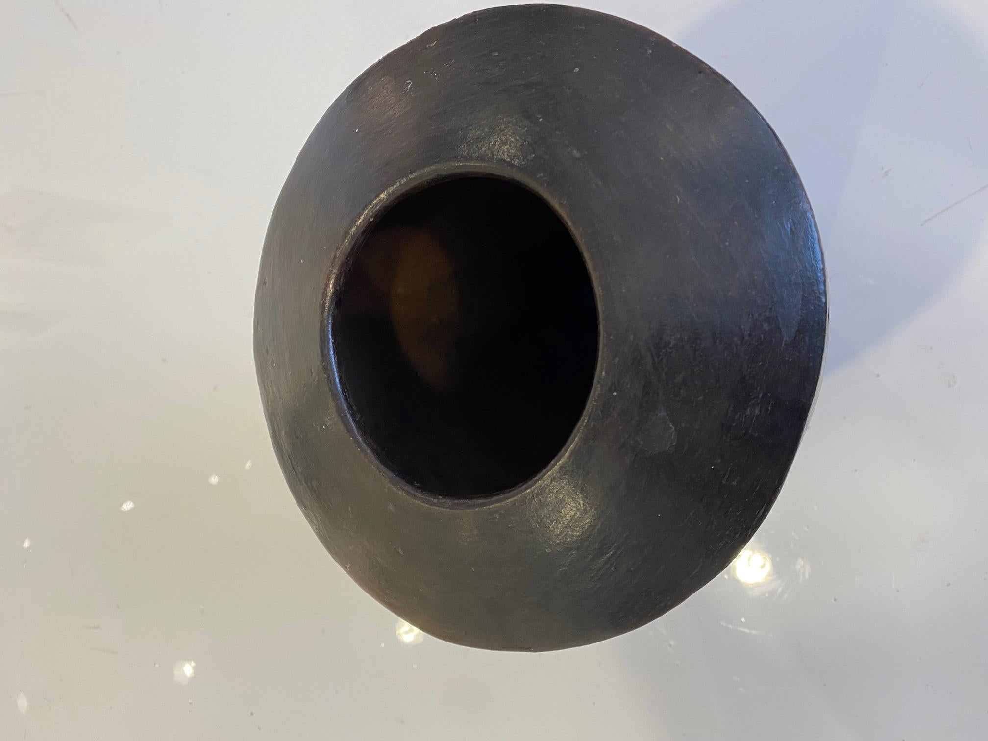 Terracotta Vaso in terracotta patinata nordafricana con intarsi in osso, in vendita
