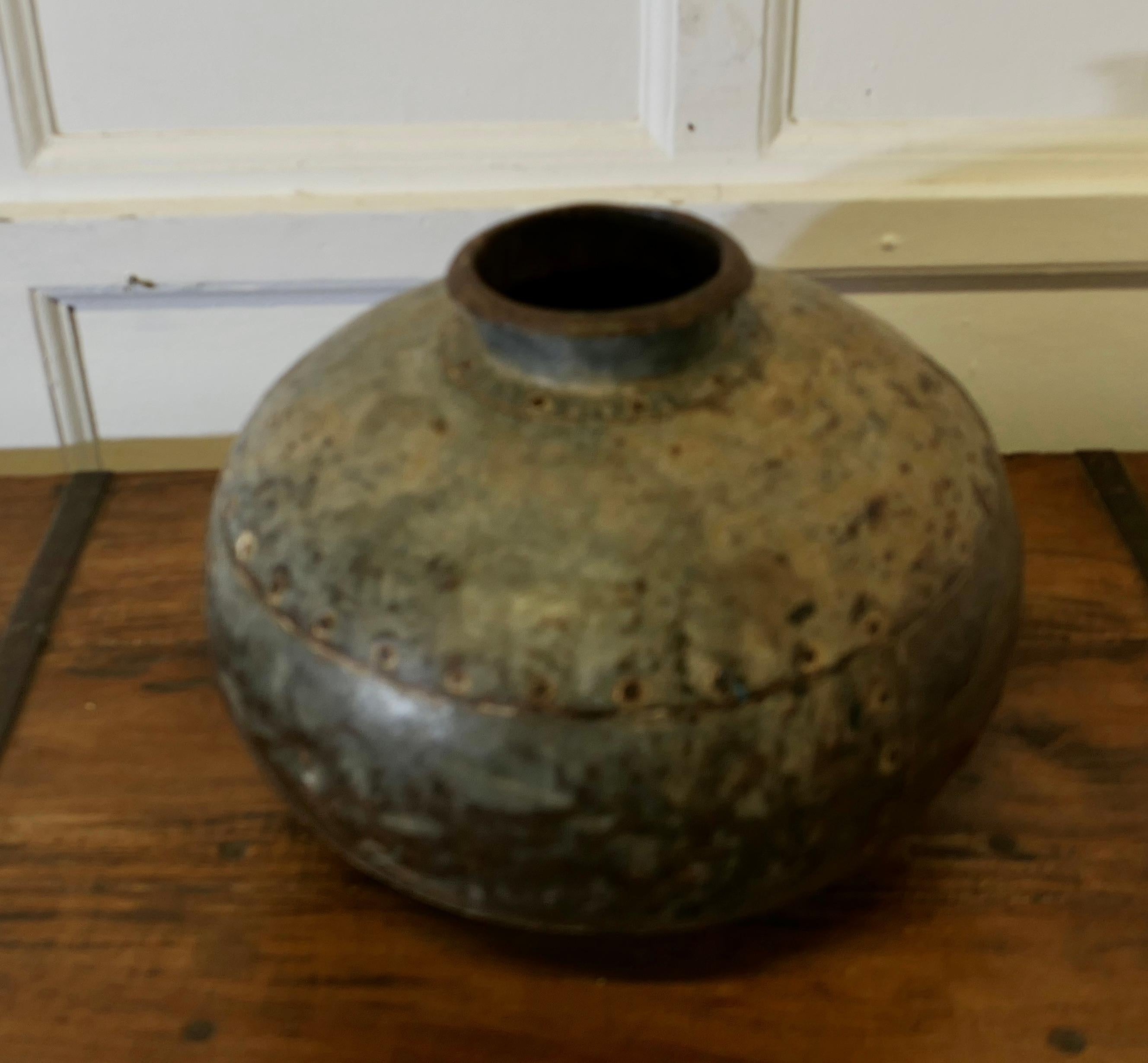 Jarrón de agua redondo de metal norteafricano  Una pieza bastante primitiva Arte popular en venta