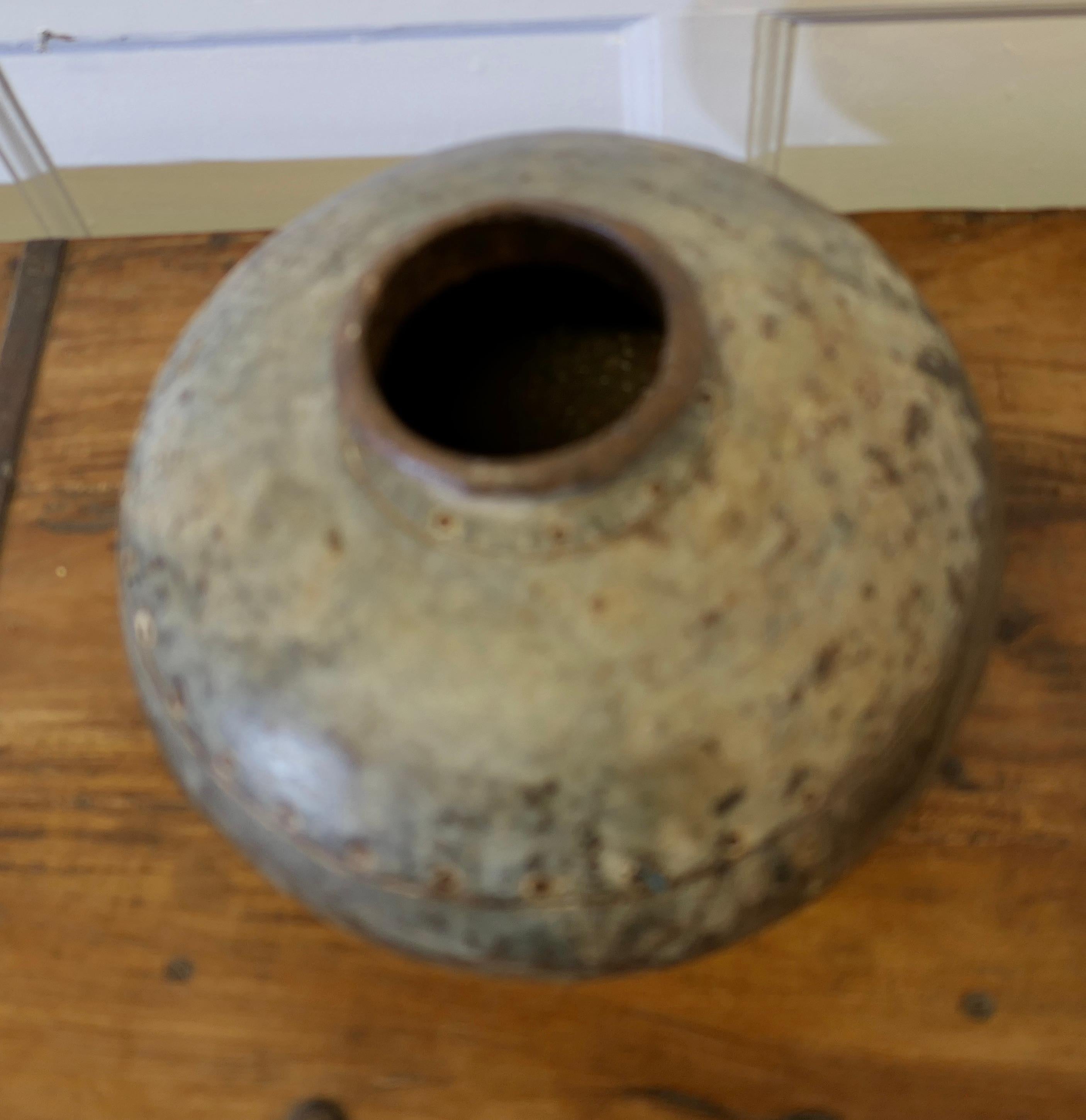 Jarrón de agua redondo de metal norteafricano  Una pieza bastante primitiva en Bueno estado para la venta en Godshill, Isle of Wight