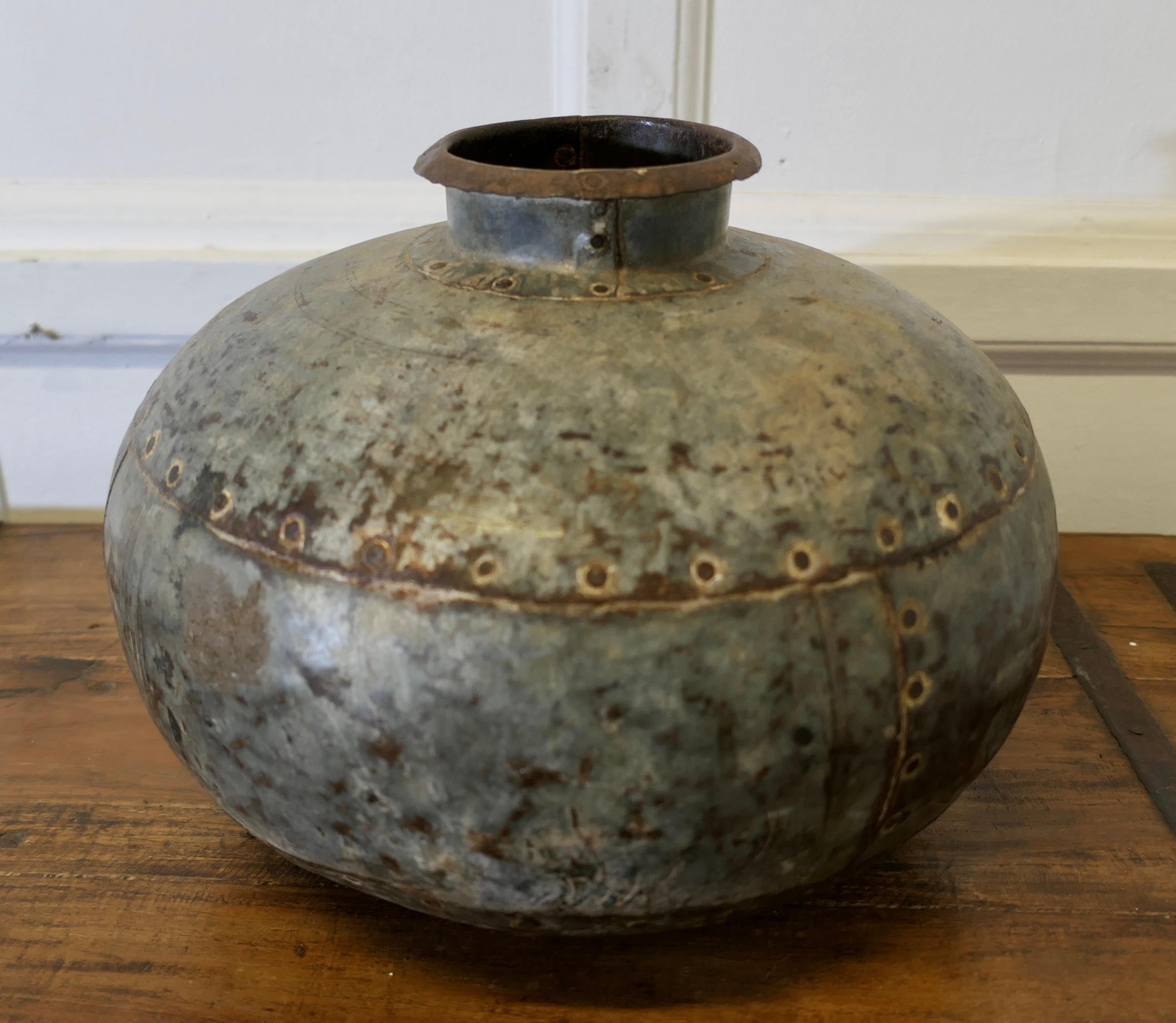 Jarrón de agua redondo de metal norteafricano  Una pieza bastante primitiva en venta 1