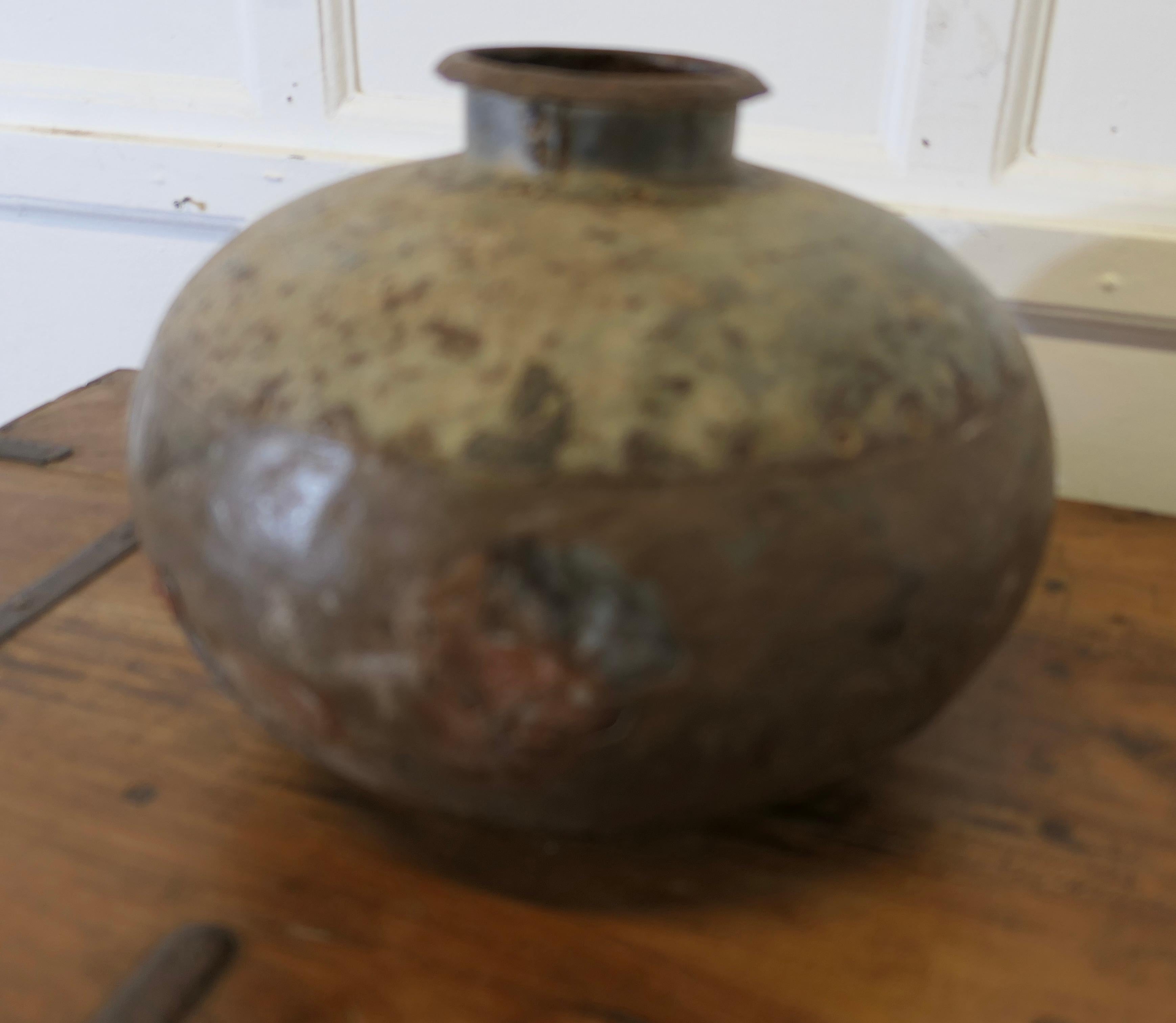 Jarrón de agua redondo de metal norteafricano  Una pieza bastante primitiva en venta 2