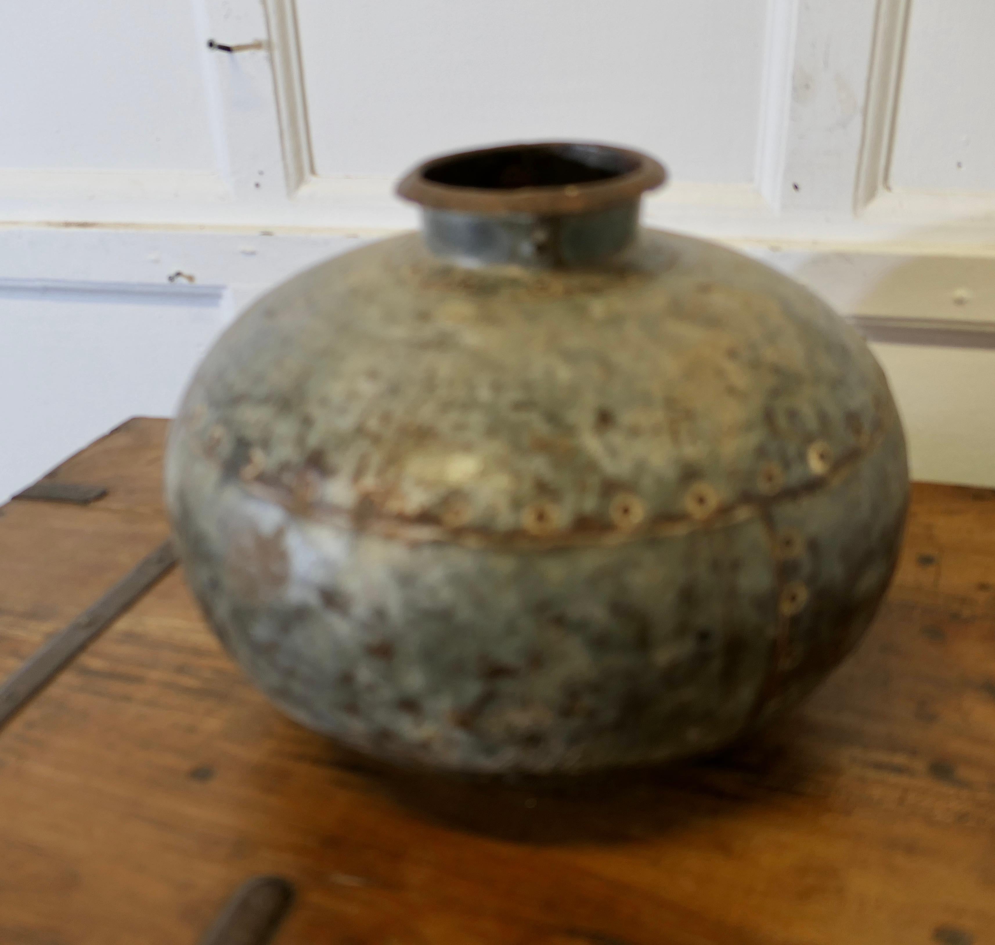 Jarrón de agua redondo de metal norteafricano  Una pieza bastante primitiva en venta 3