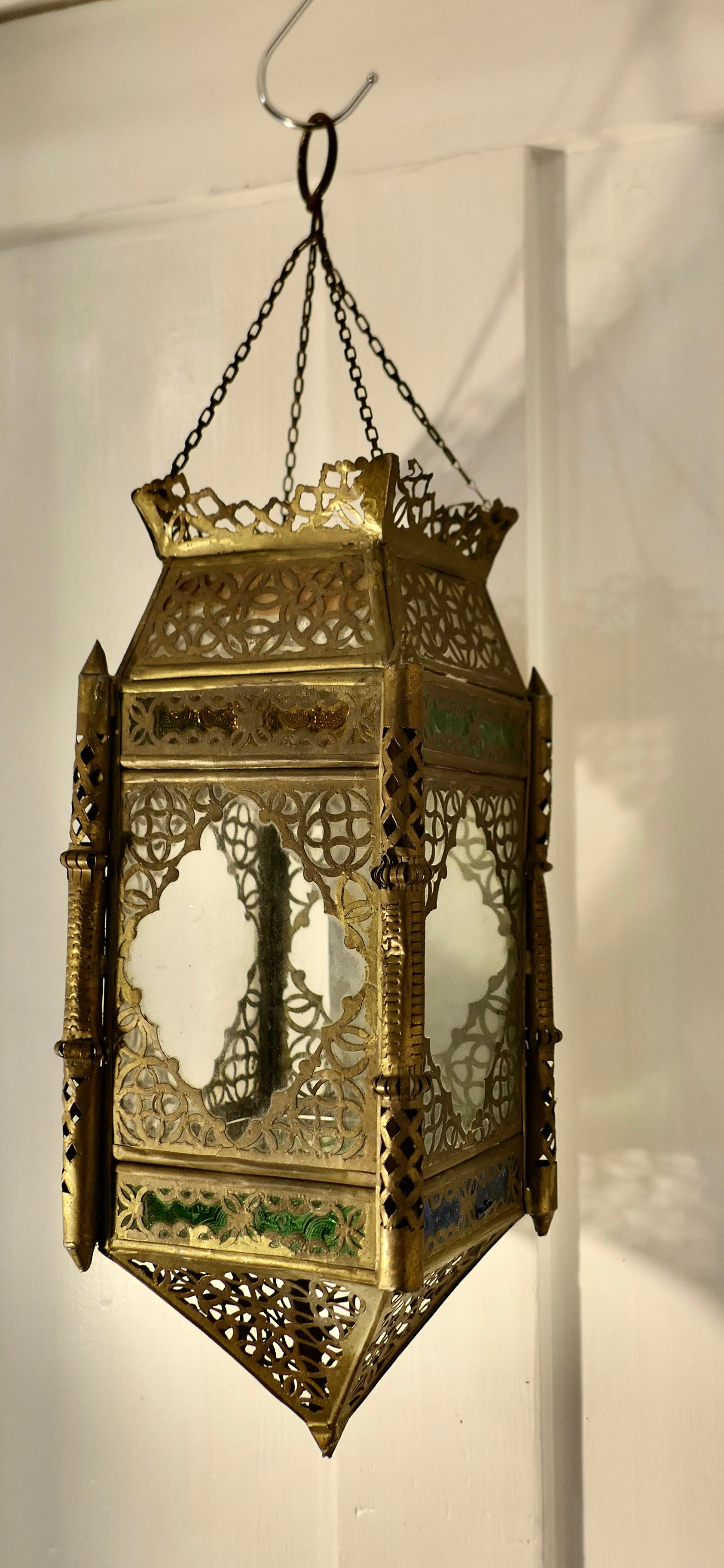 Mauresque Abat-jour de lanterne nord-africaine en laiton et vitrail    en vente