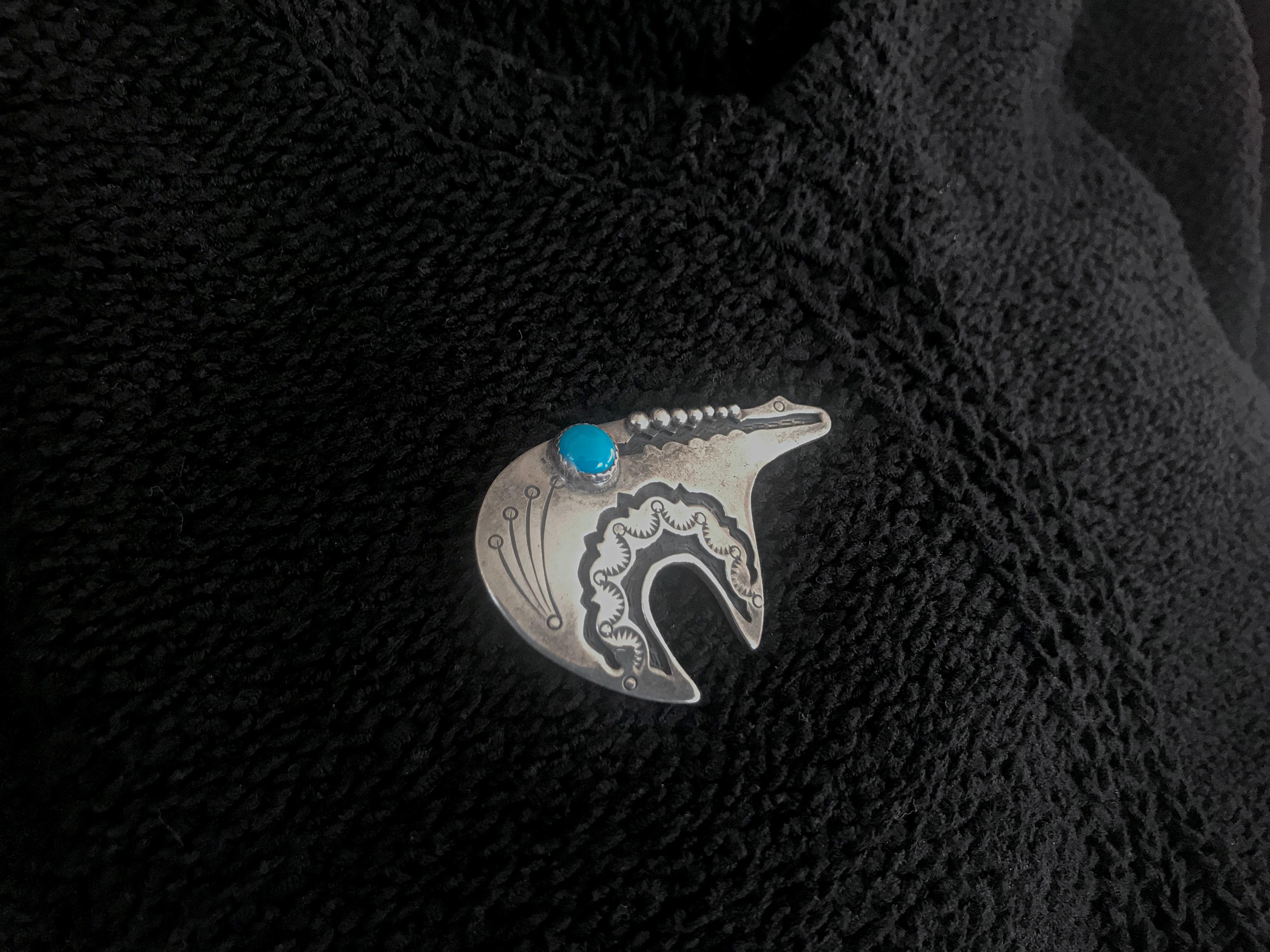 Moderniste Pendentif broche ours Navajo nord-américain en argent sterling et turquoise avec épingle en vente